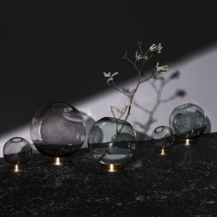 Globe vaas klein, zwart-messing AYTM