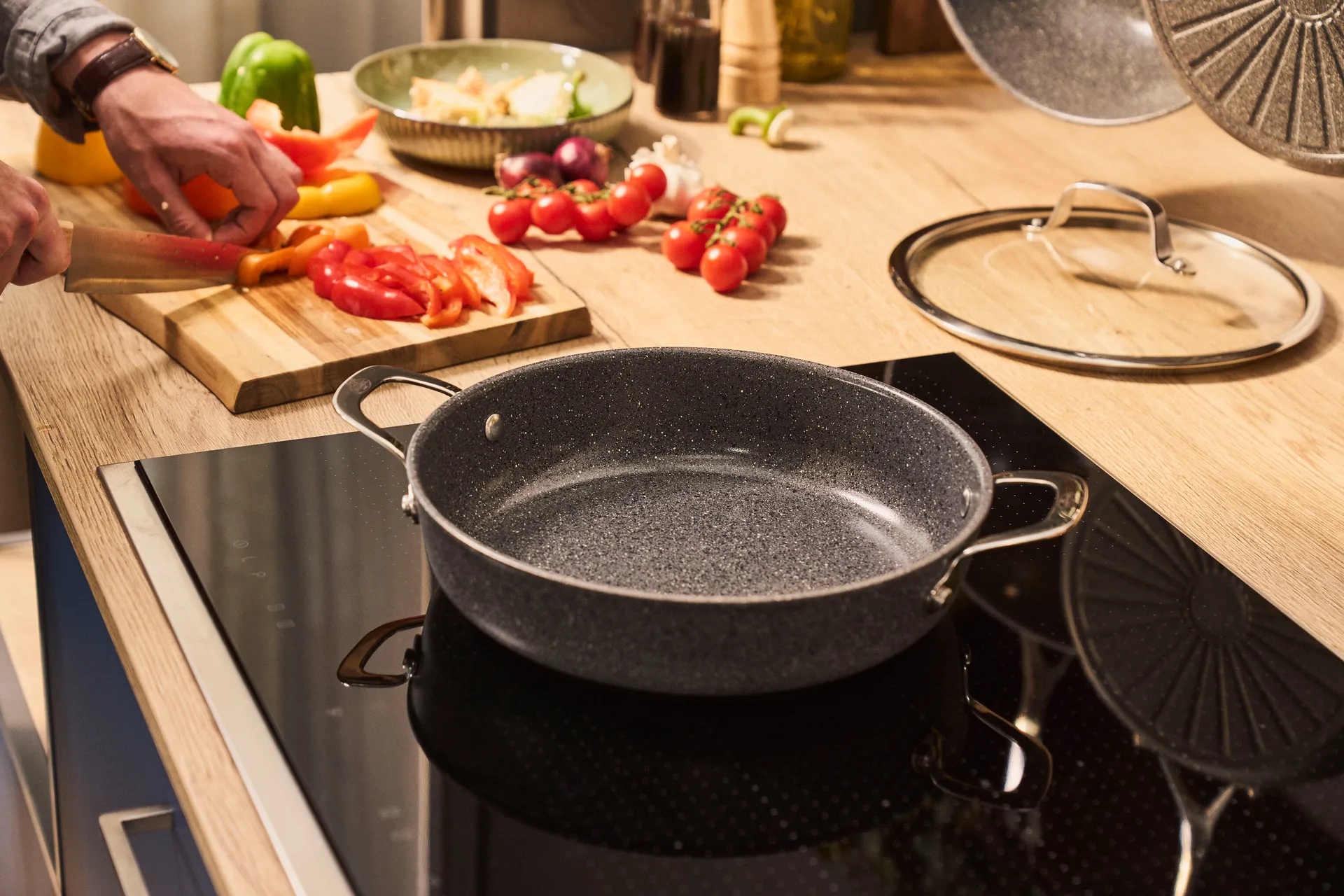 Salina Ceramic Granit serveerpan met glazen deksel, 28 cm Ballarini