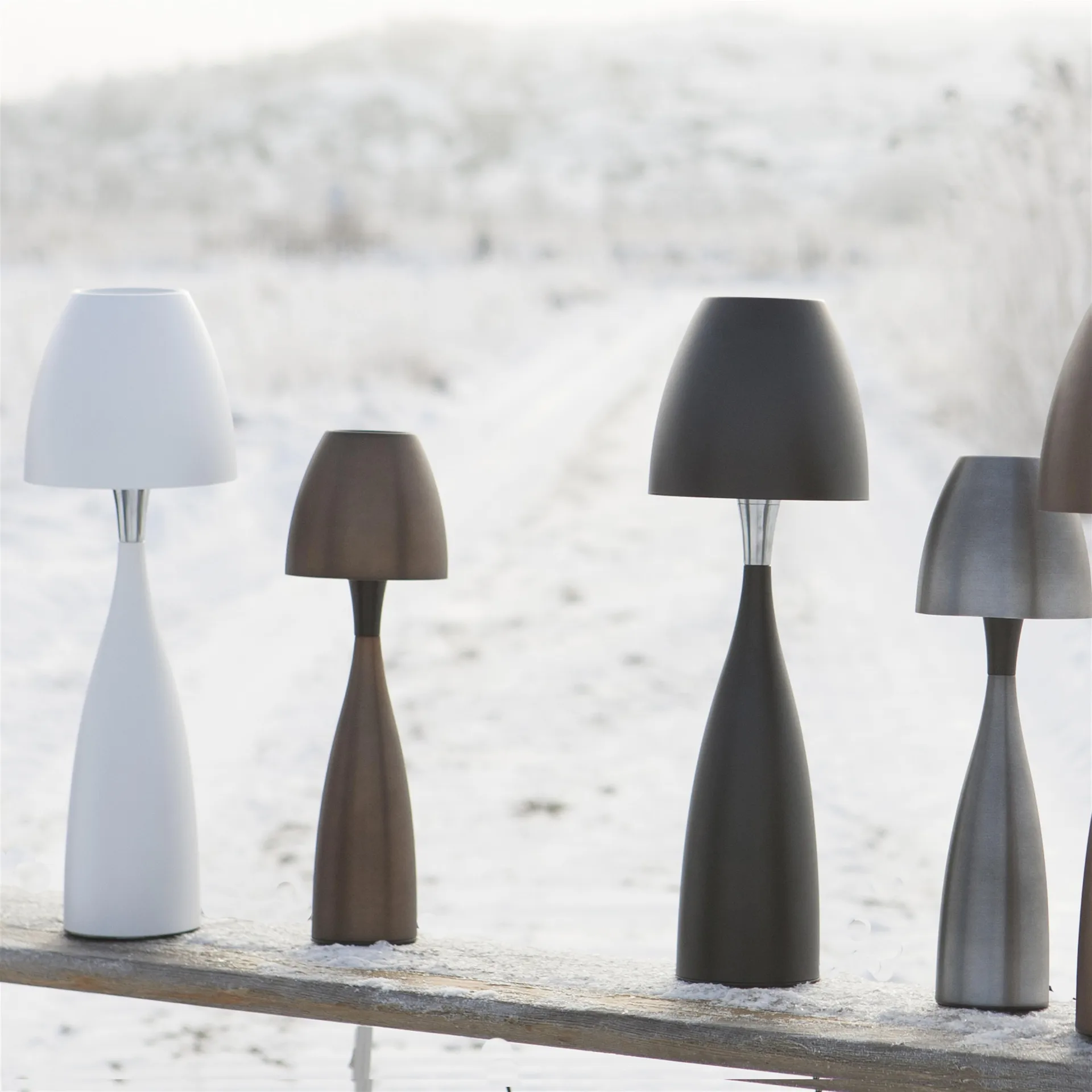 Anemon tafellamp groot, wit opaal Belid