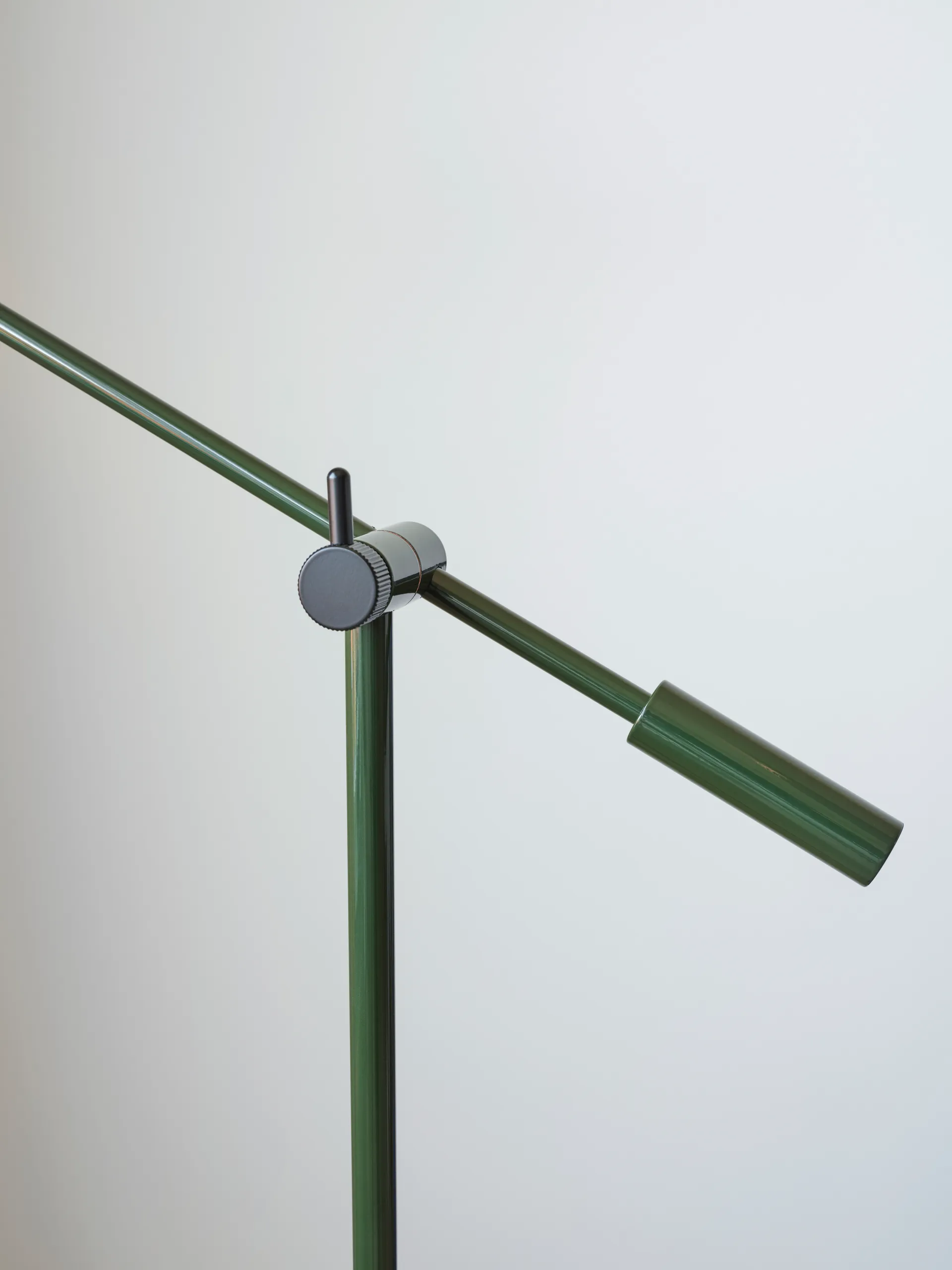 Cato vloerlamp 134 cm, Blank bosgroen-matzwart Belid