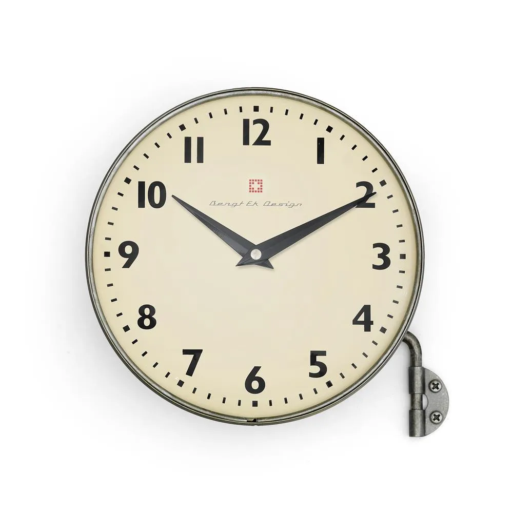 Bengt Ek wandklok met arm, zink Bengt Ek Design
