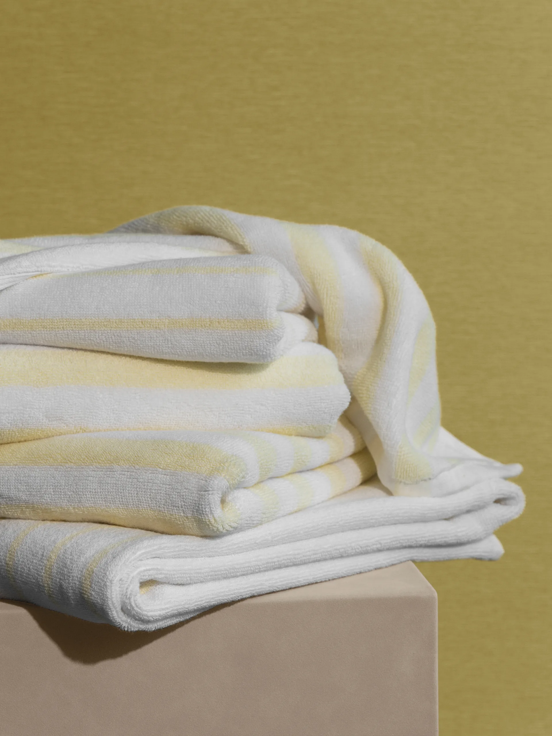 Arto handdoek, Transparant geel-wit, 70x140 cm blomus