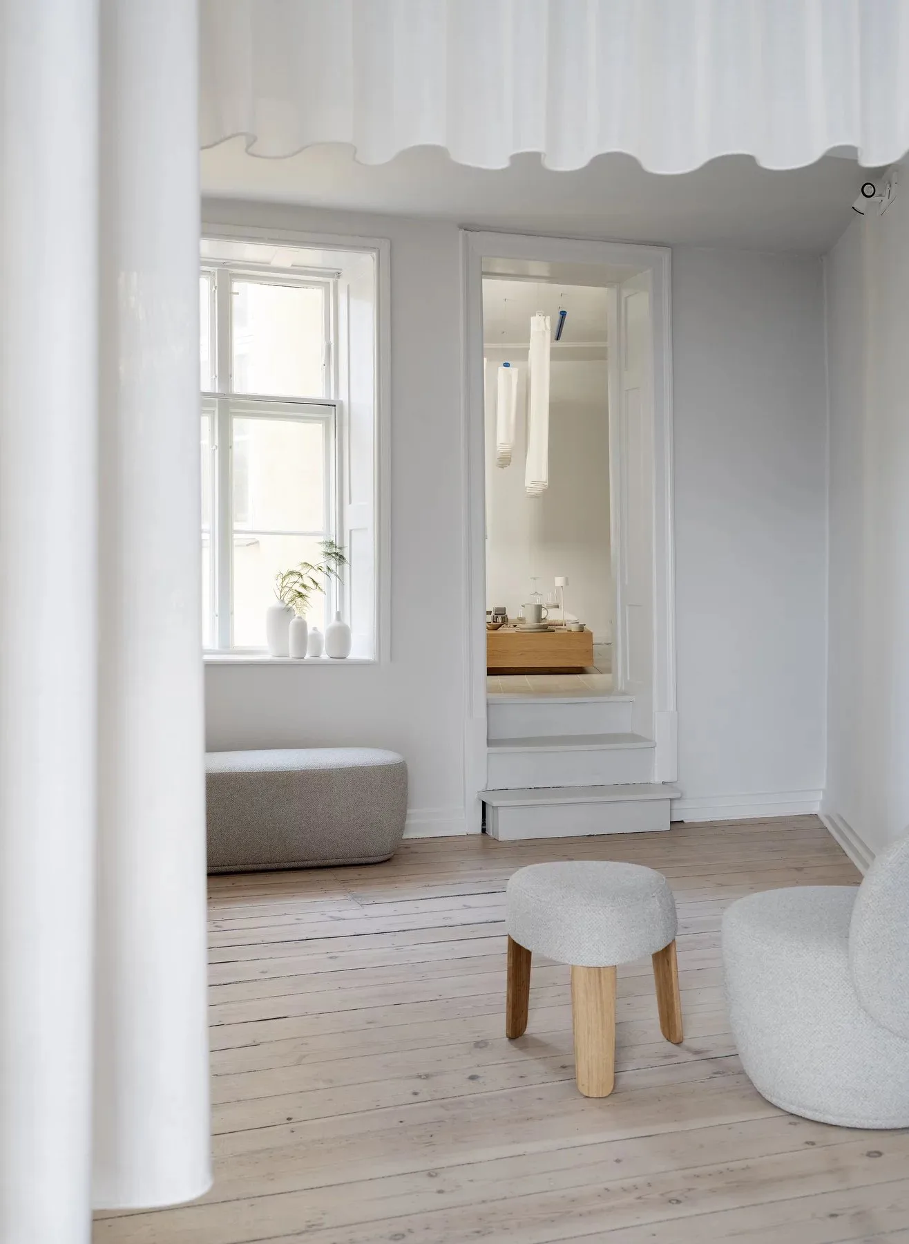 Kuon fauteuil, Boucla beige blomus