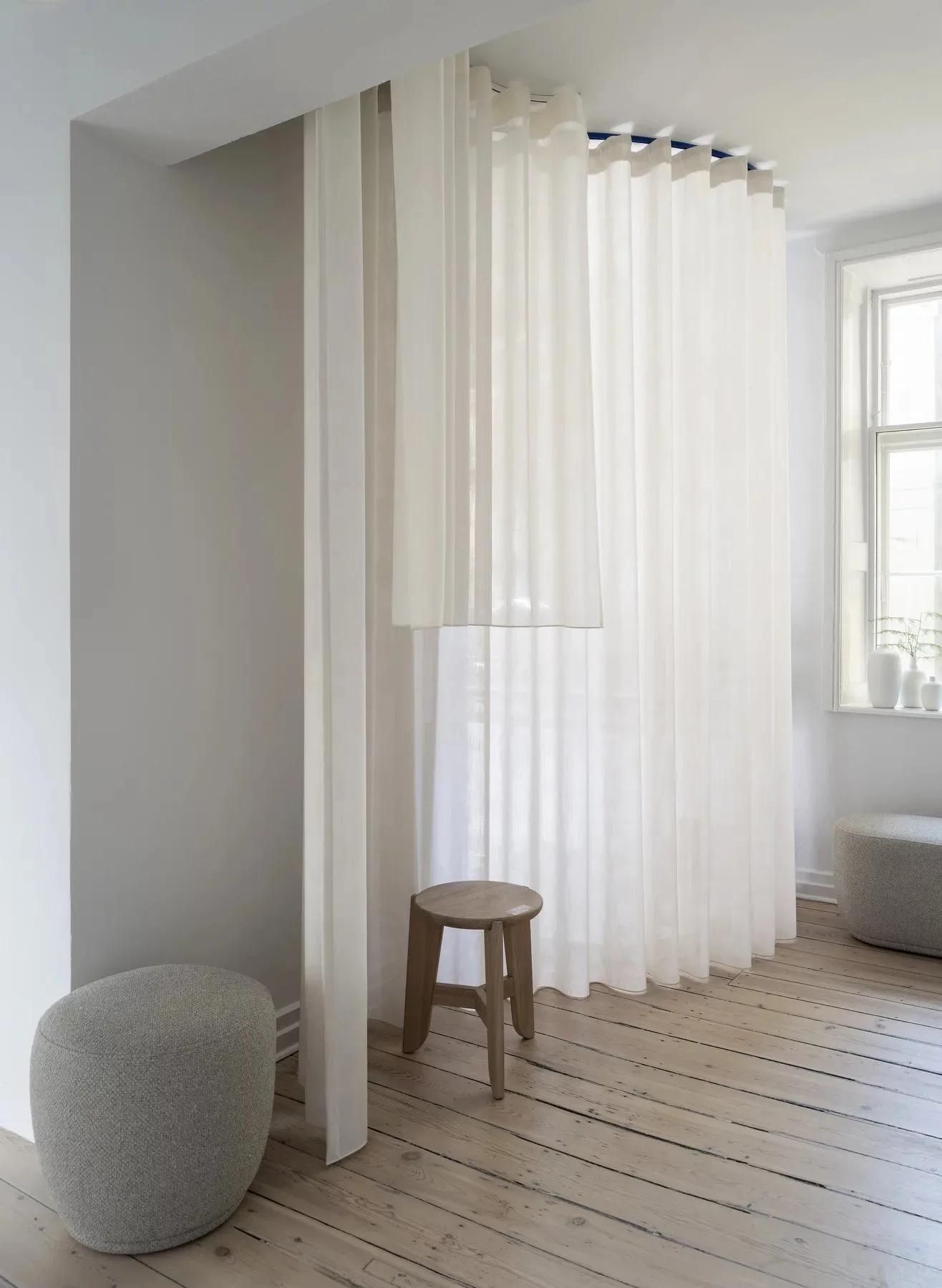 Kuon poef Ø48x45 cm, Boucla beige blomus