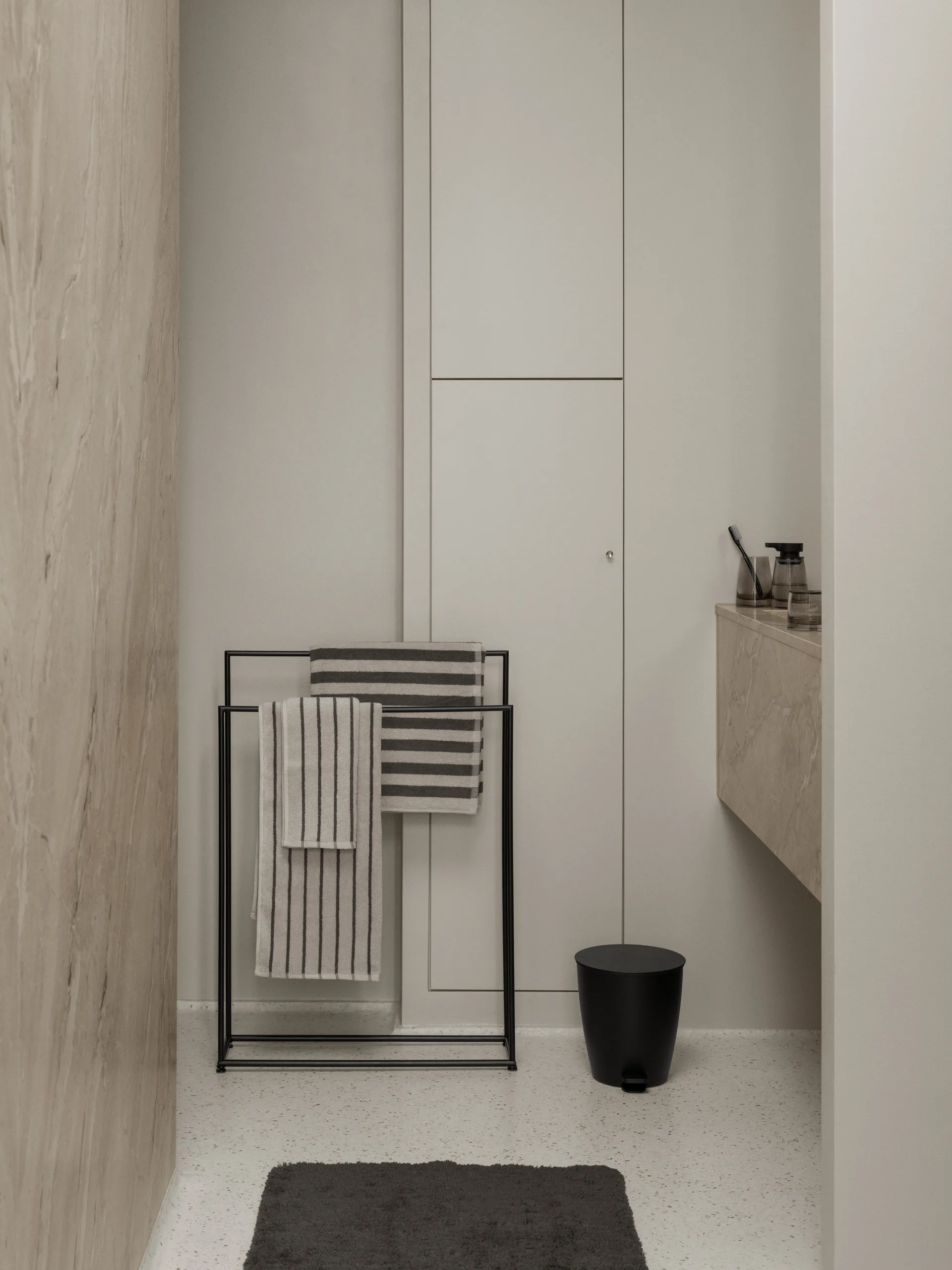 Modo handdoekhouder, Zwart, 86x60x18,5 cm blomus