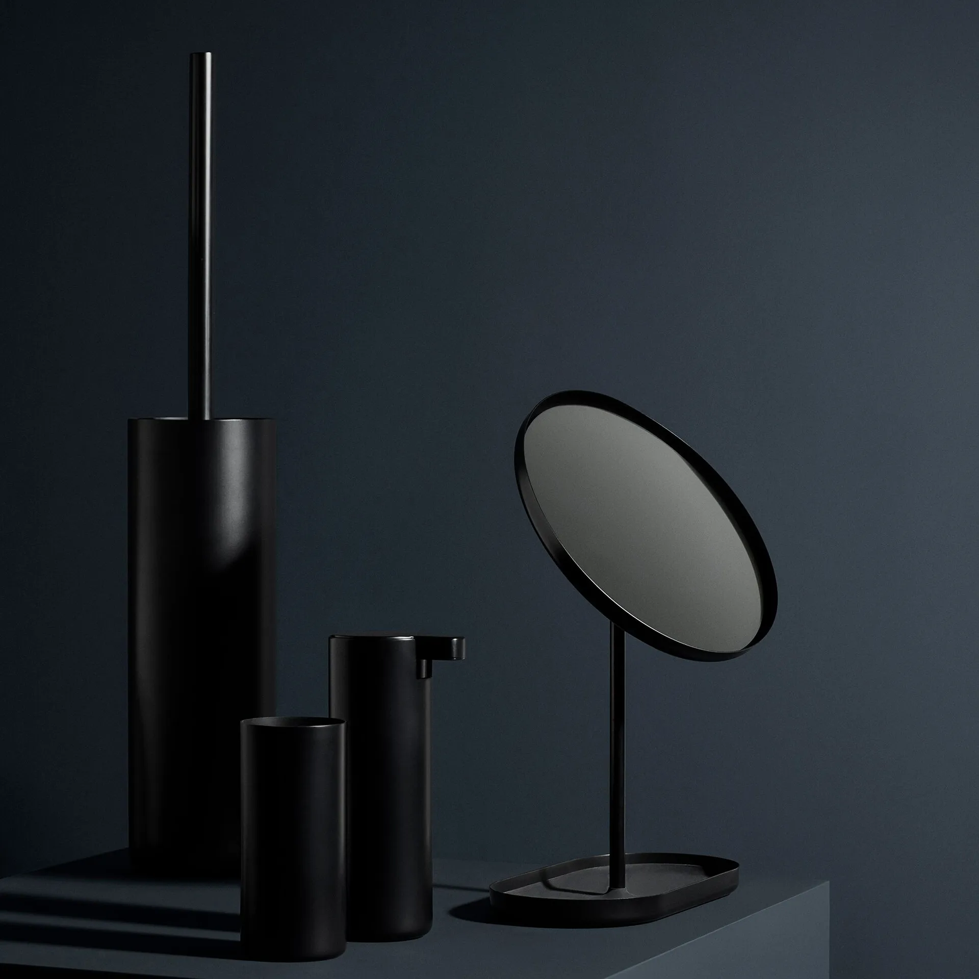 Modo zeeppomp, Zwart blomus