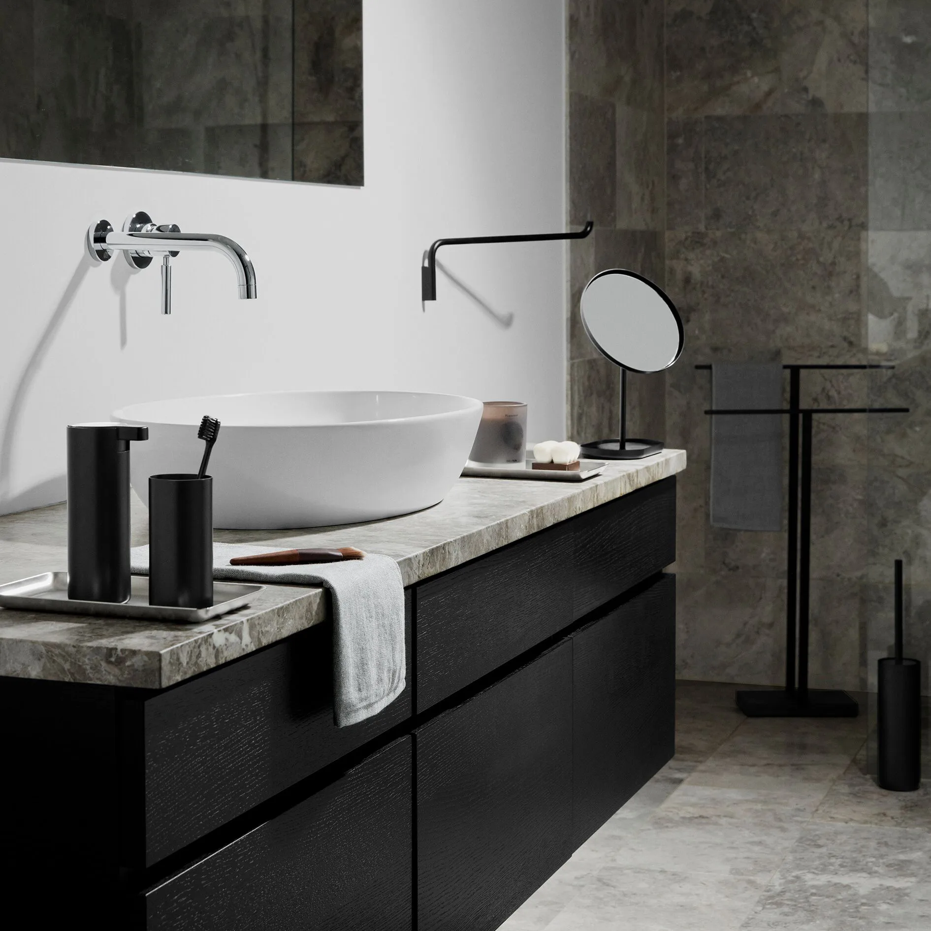 Modo zeeppomp, Zwart blomus