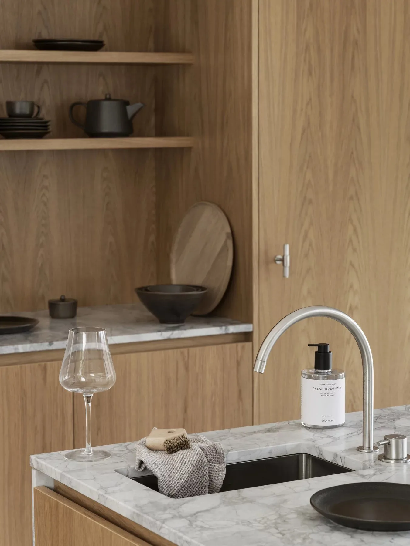 OKU dienblad M Ø34 cm, Eik blomus