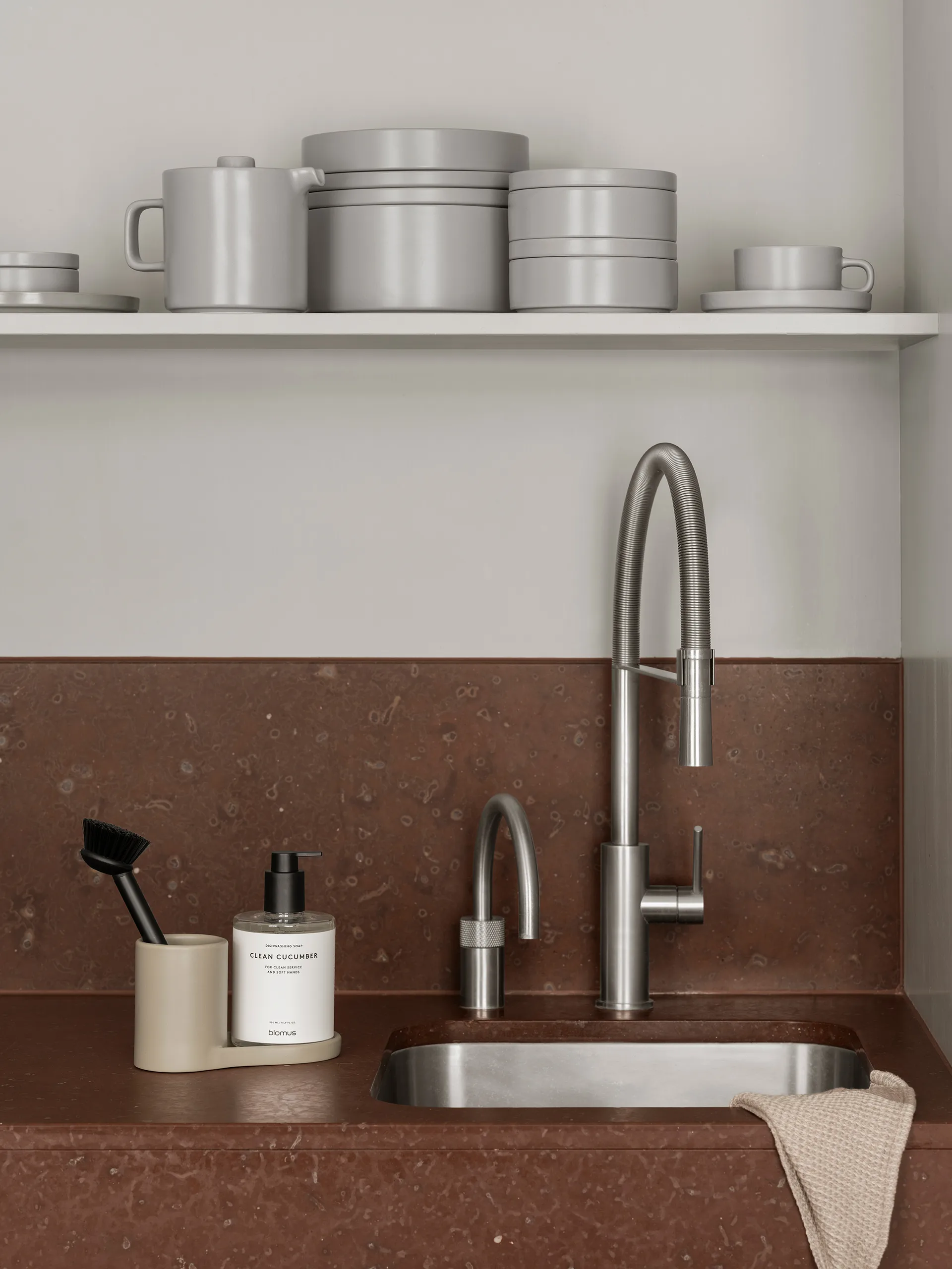 Piro afwasborstel- en zeephouder, Nomad blomus