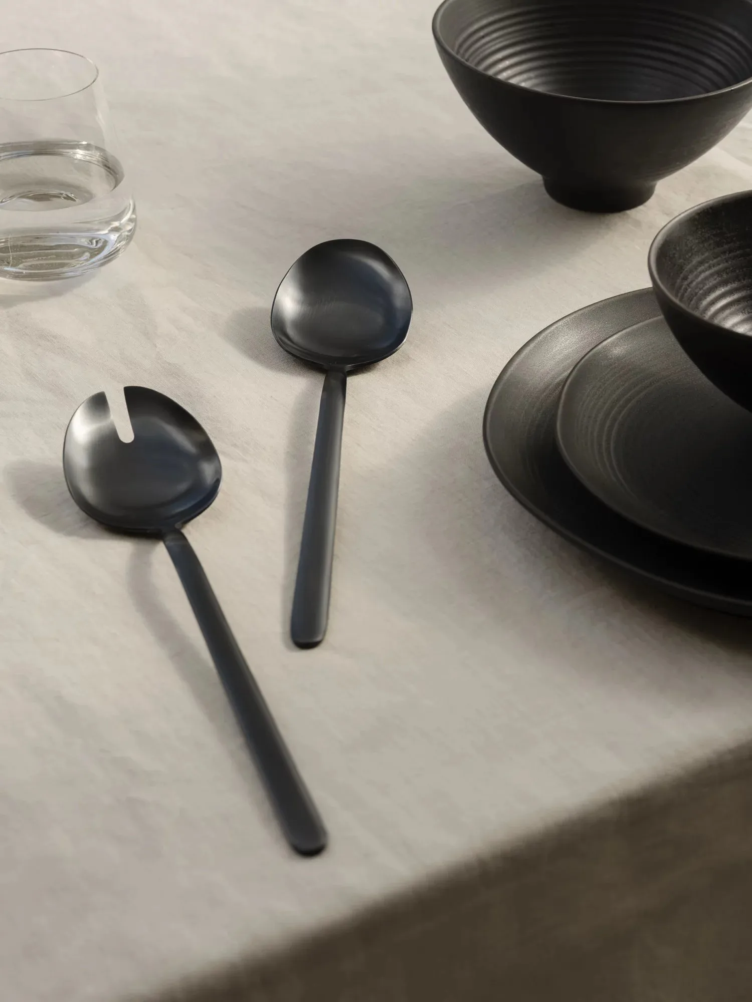 STELLA saladebestek zwart 2-pack, 28 cm blomus