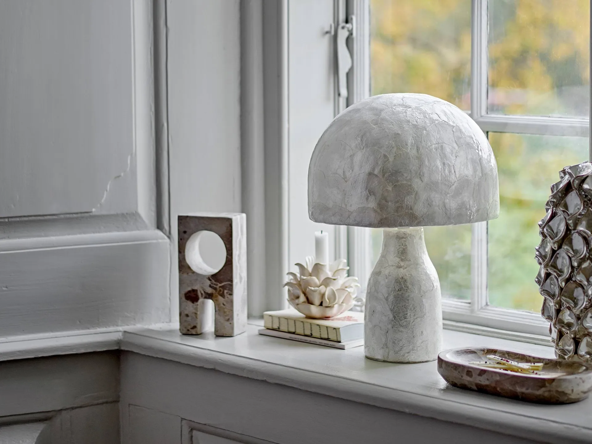 Adria tafellamp, Nature, Mother of pearl Bloomingville