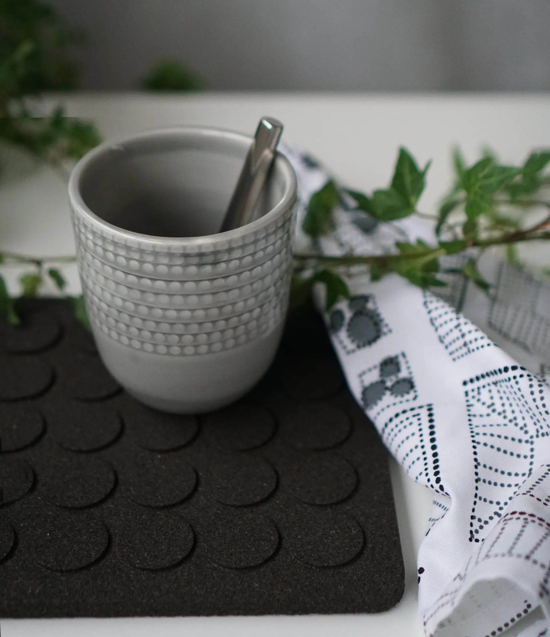 Dots vierkante pannenonderzetter 20x20 cm, Zwart Born In Sweden