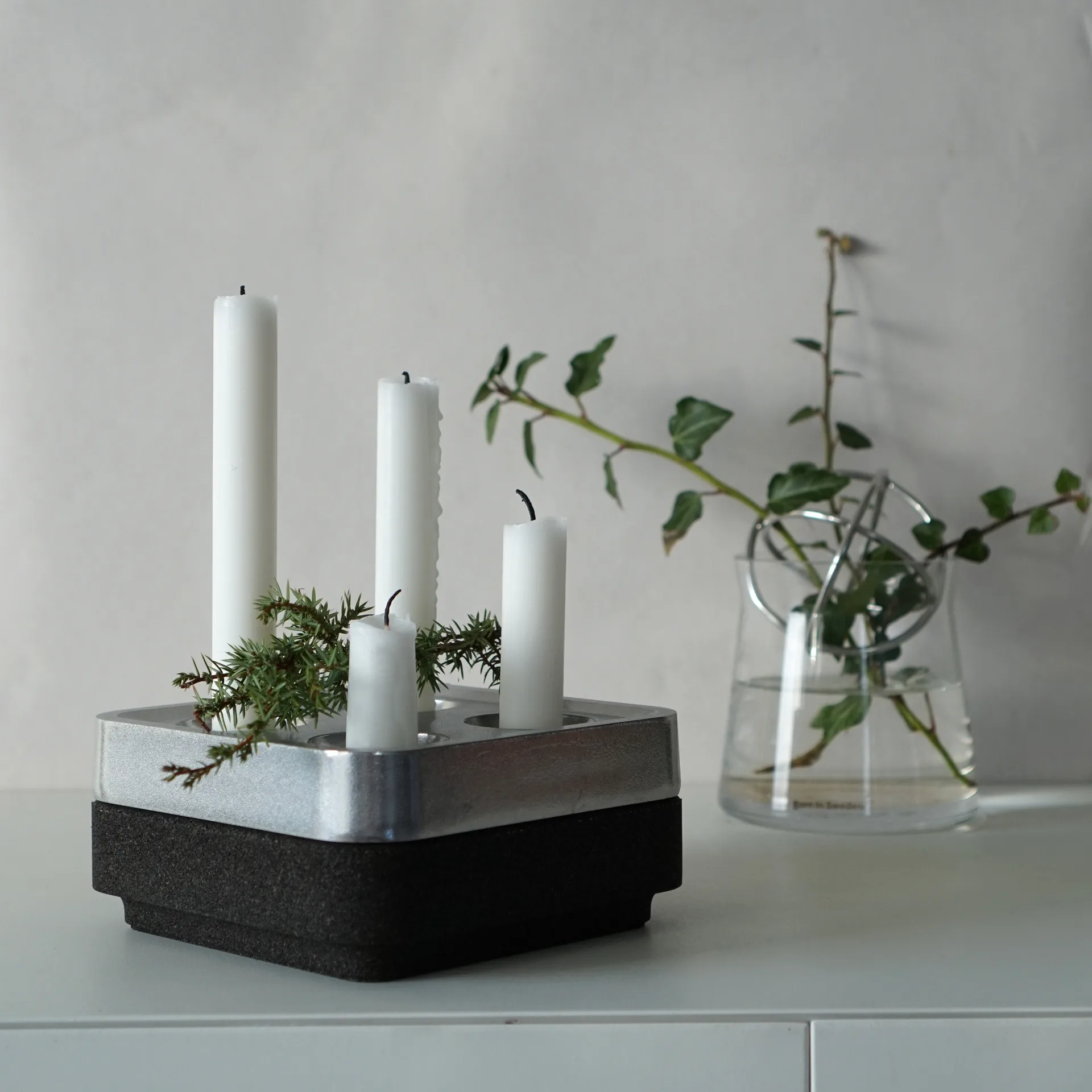 Stumpastaken voor 4 kaarsen, Gepolijst aluminium Born In Sweden