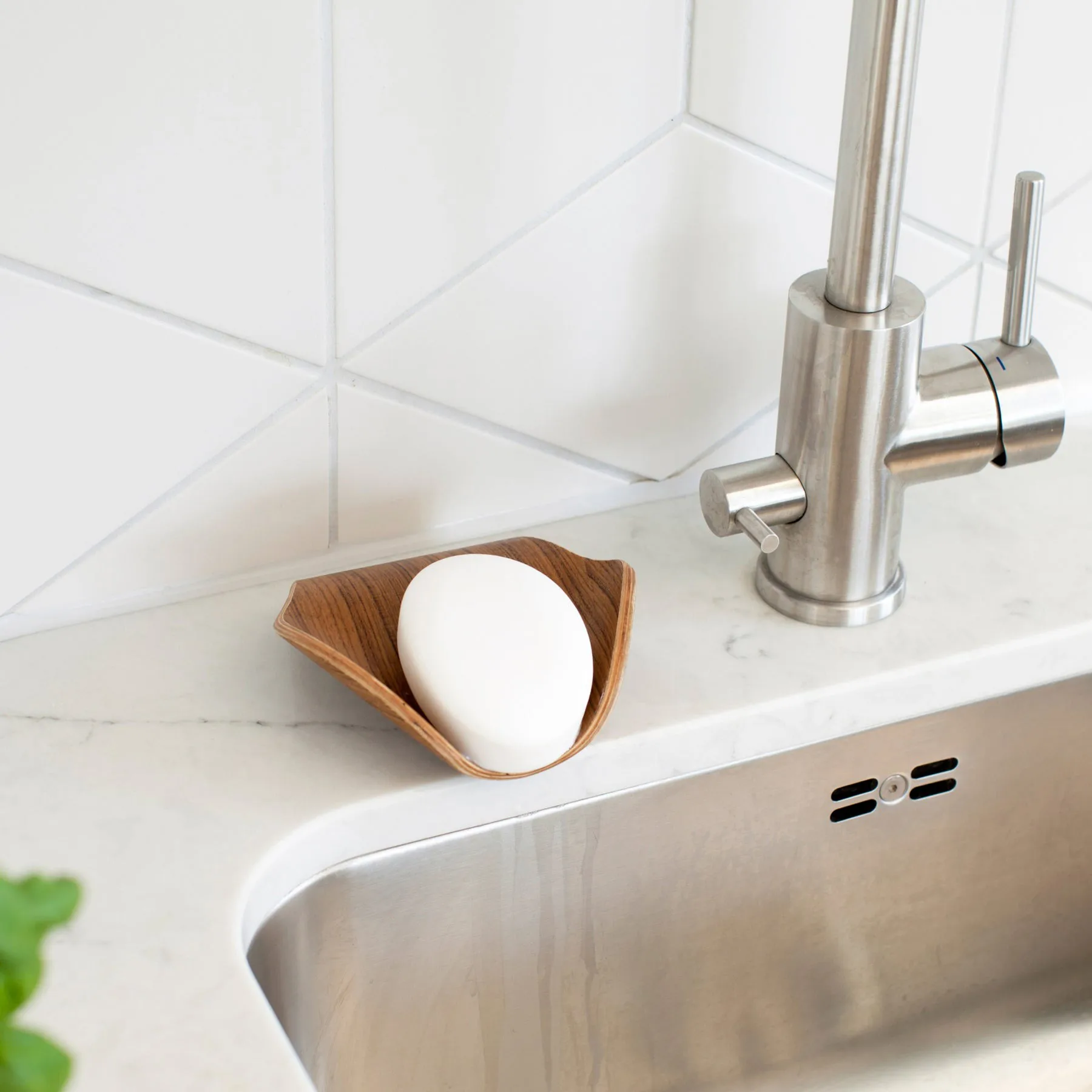 Leaf™ Zeepschaaltje met afvoer 11,5x11,5 cm, Walnotenhout Bosign