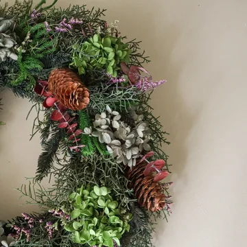 Botanical Forest Wreath bloemenkrans - Hortensia-eucalyptus-dennentakken-dennenappels, Ø40 cm - Botané