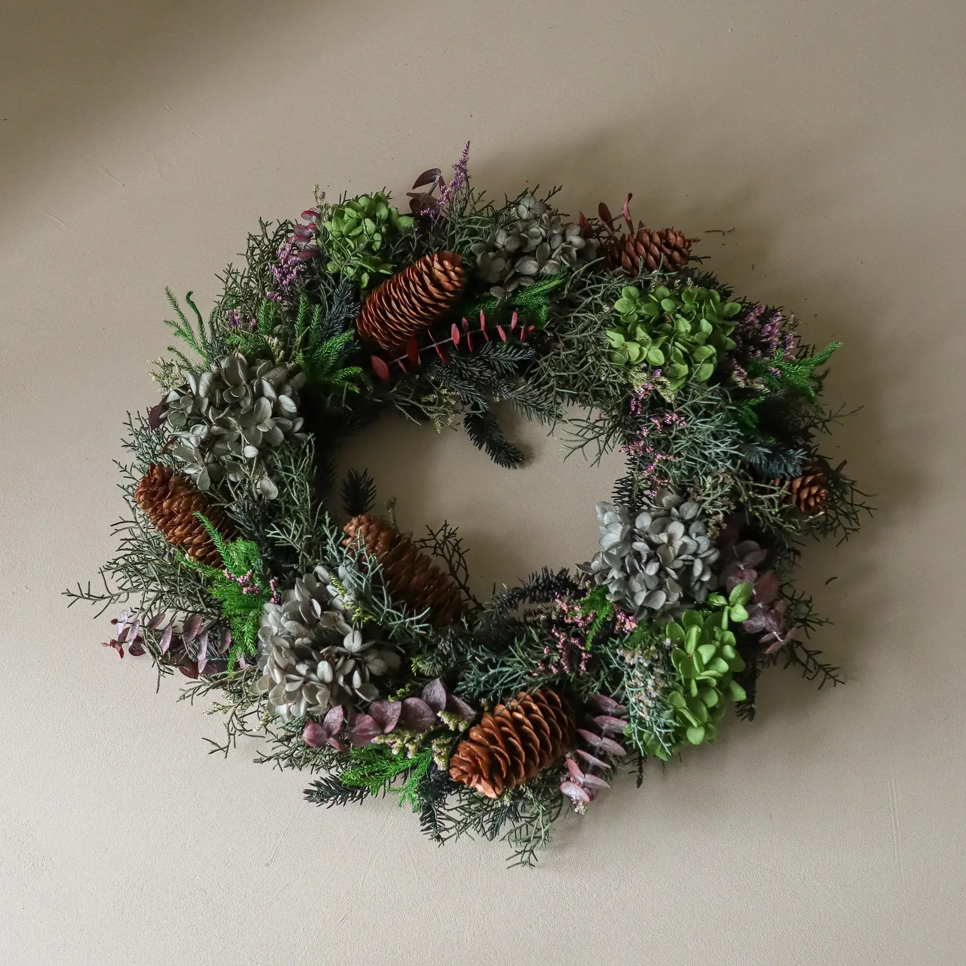 Botanical Forest Wreath bloemenkrans, Hortensia-eucalyptus-dennentakken-dennenappels, Ø40 cm Botané