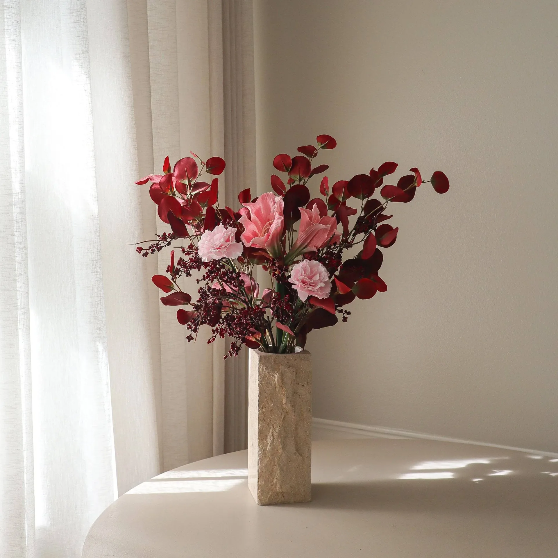 Burgundy blush kunstboeket, Amaryllis, anjers, bessentakken, eucalyptus, 84 cm Botané
