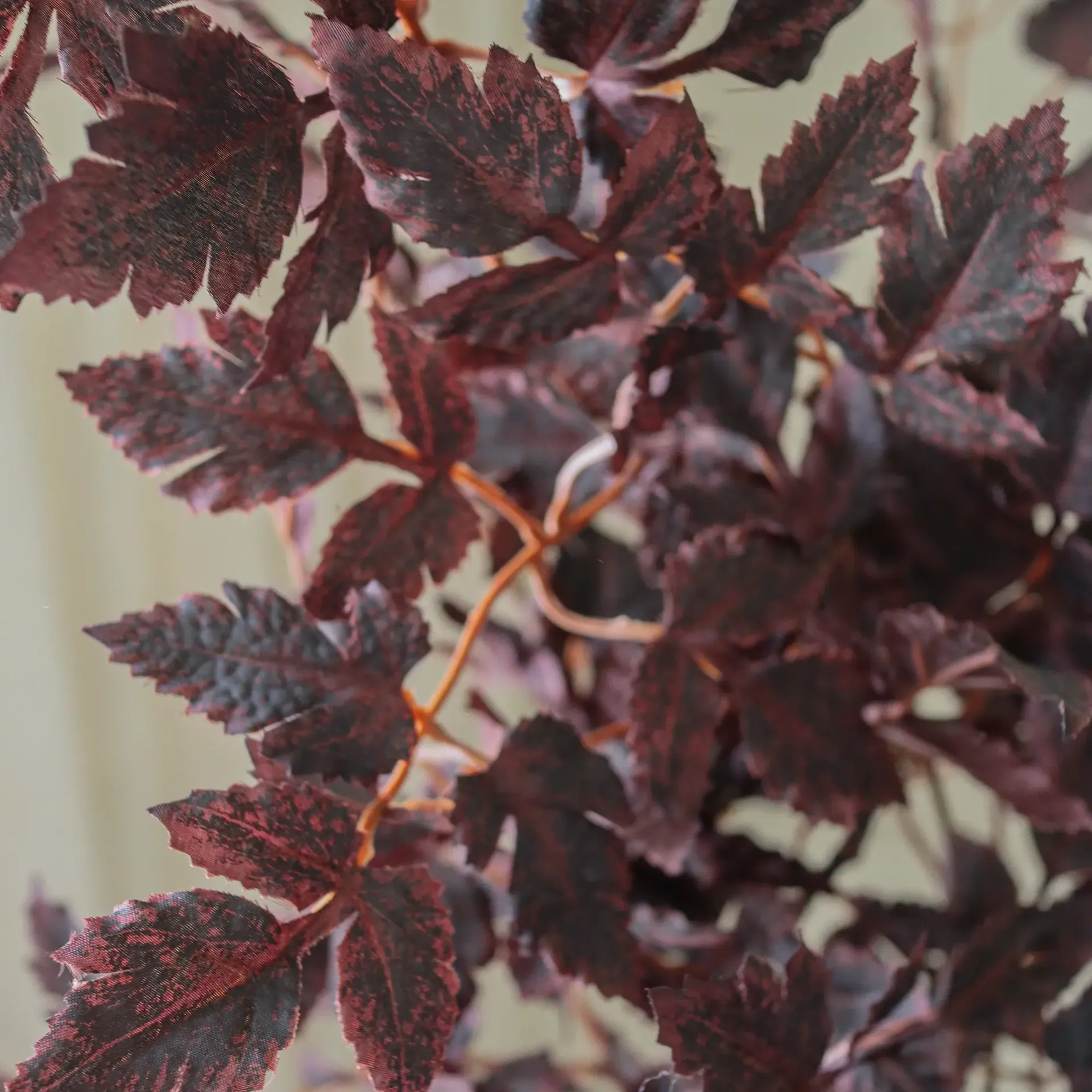 Burgundy Plum Leaves kunstboeket, Red, 85 cm, 1 stuks Botané