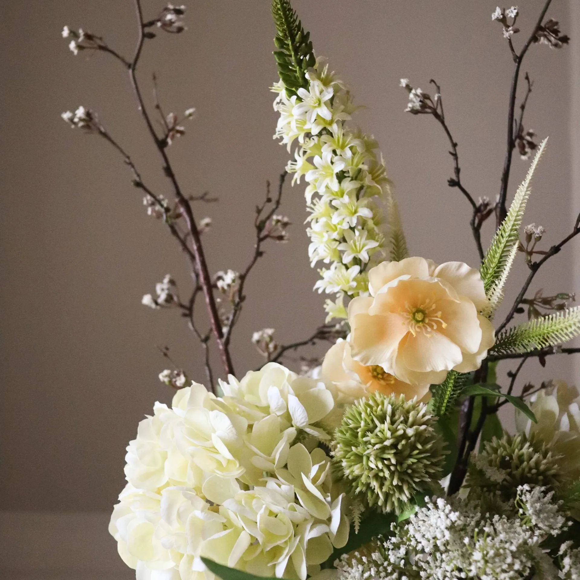 Ivory Cascade kunstboeket, Sneeuwbes tak-kersenbloesemtak-klaproos-hortensia 13 st. Botané