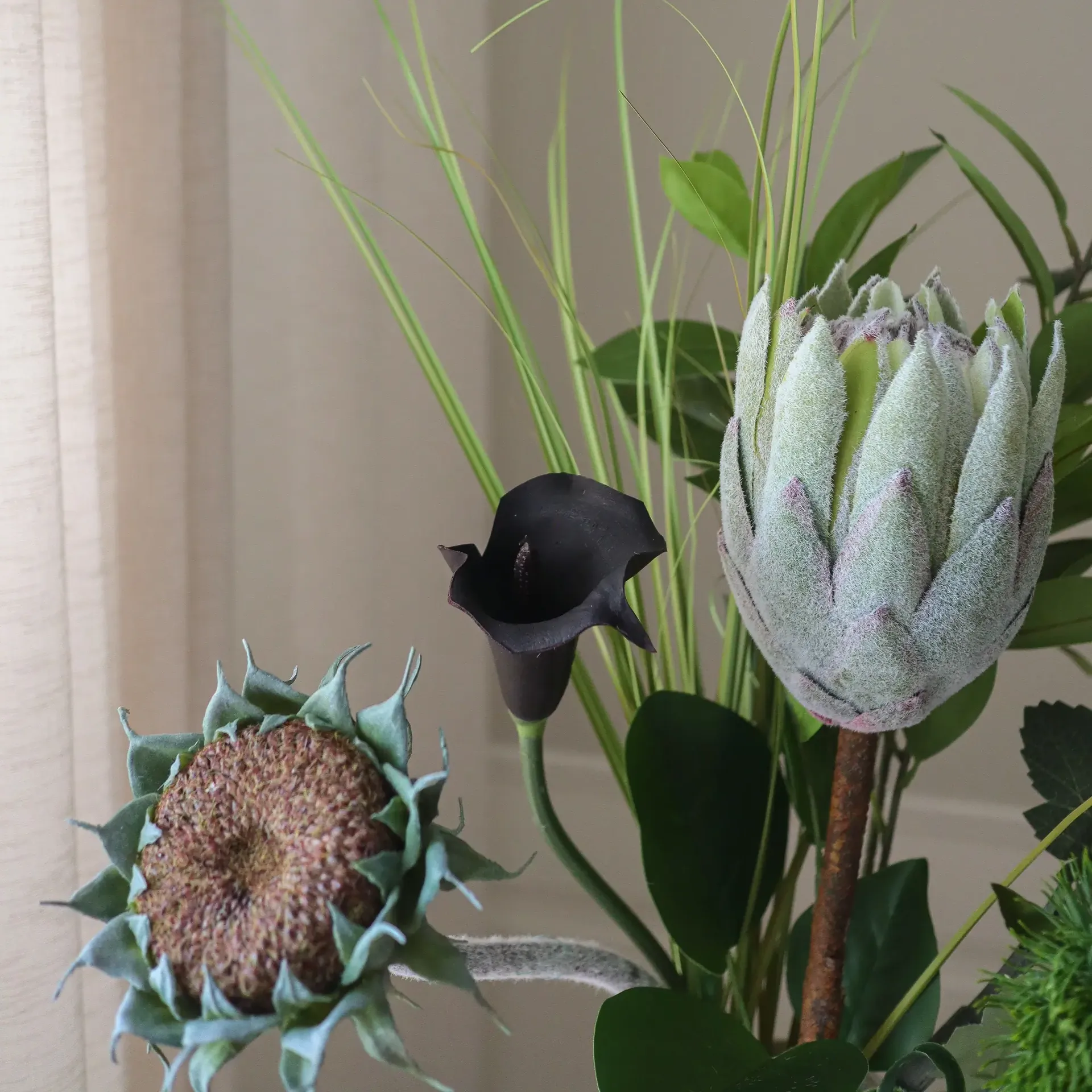 Midnight Wilderness kunstboeket, Protea-chrysant-kalla-anjer, 78 cm, 7 stuks Botané