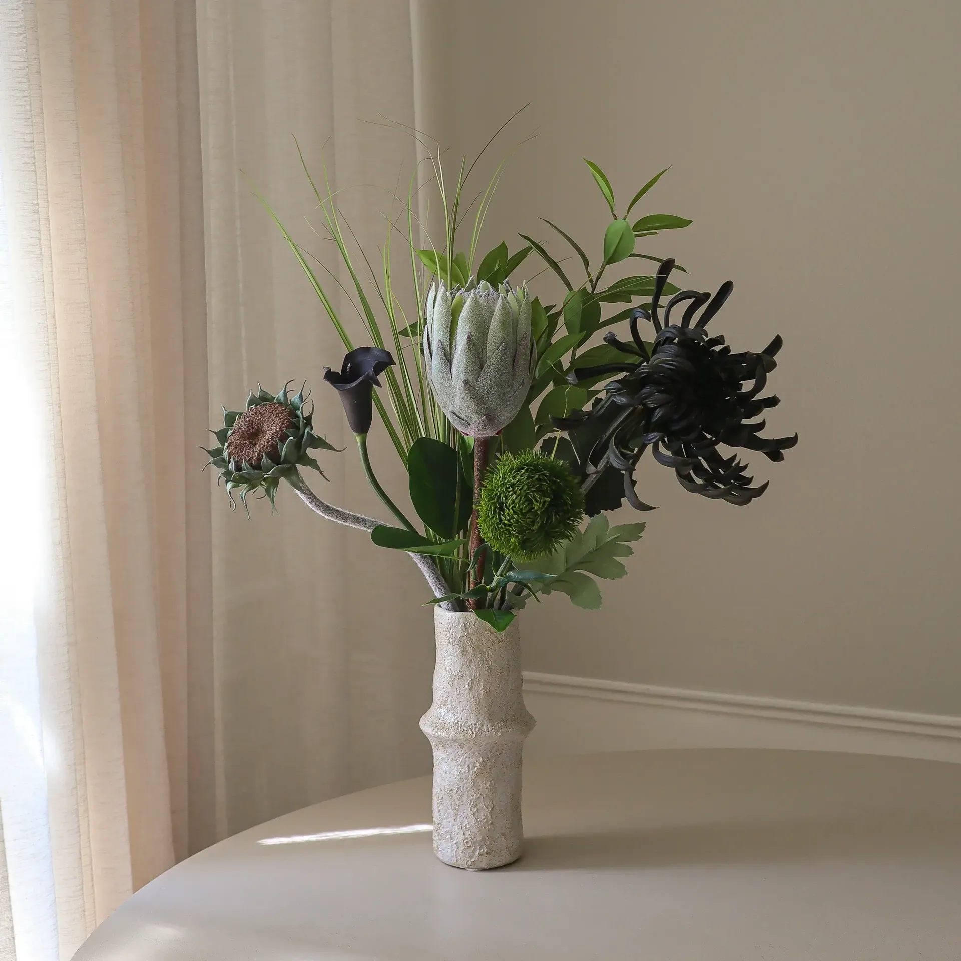 Midnight Wilderness kunstboeket, Protea-chrysant-kalla-anjer, 78 cm, 7 stuks Botané