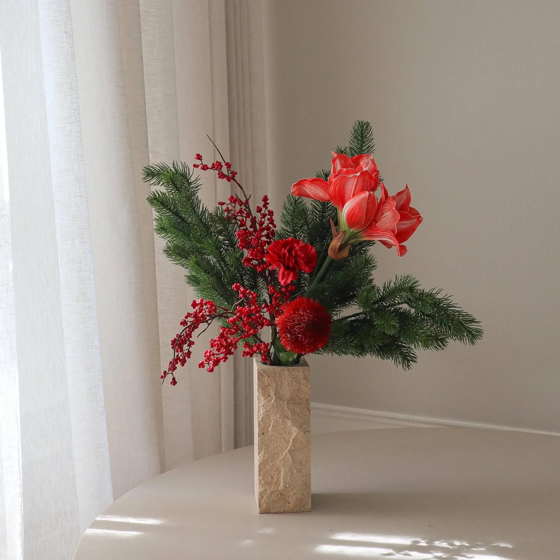 Red spritz kunstboeket, Amaryllis, anjer, bessen­takken, dennentakken, 72 cm Botané