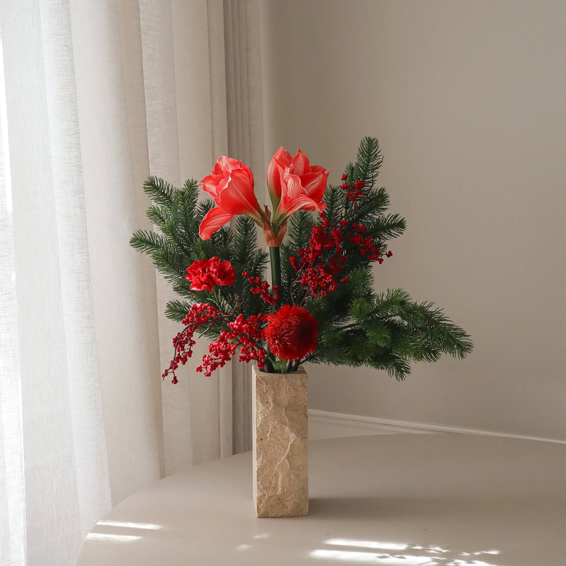 Red spritz kunstboeket, Amaryllis, anjer, bessen­takken, dennentakken, 72 cm Botané