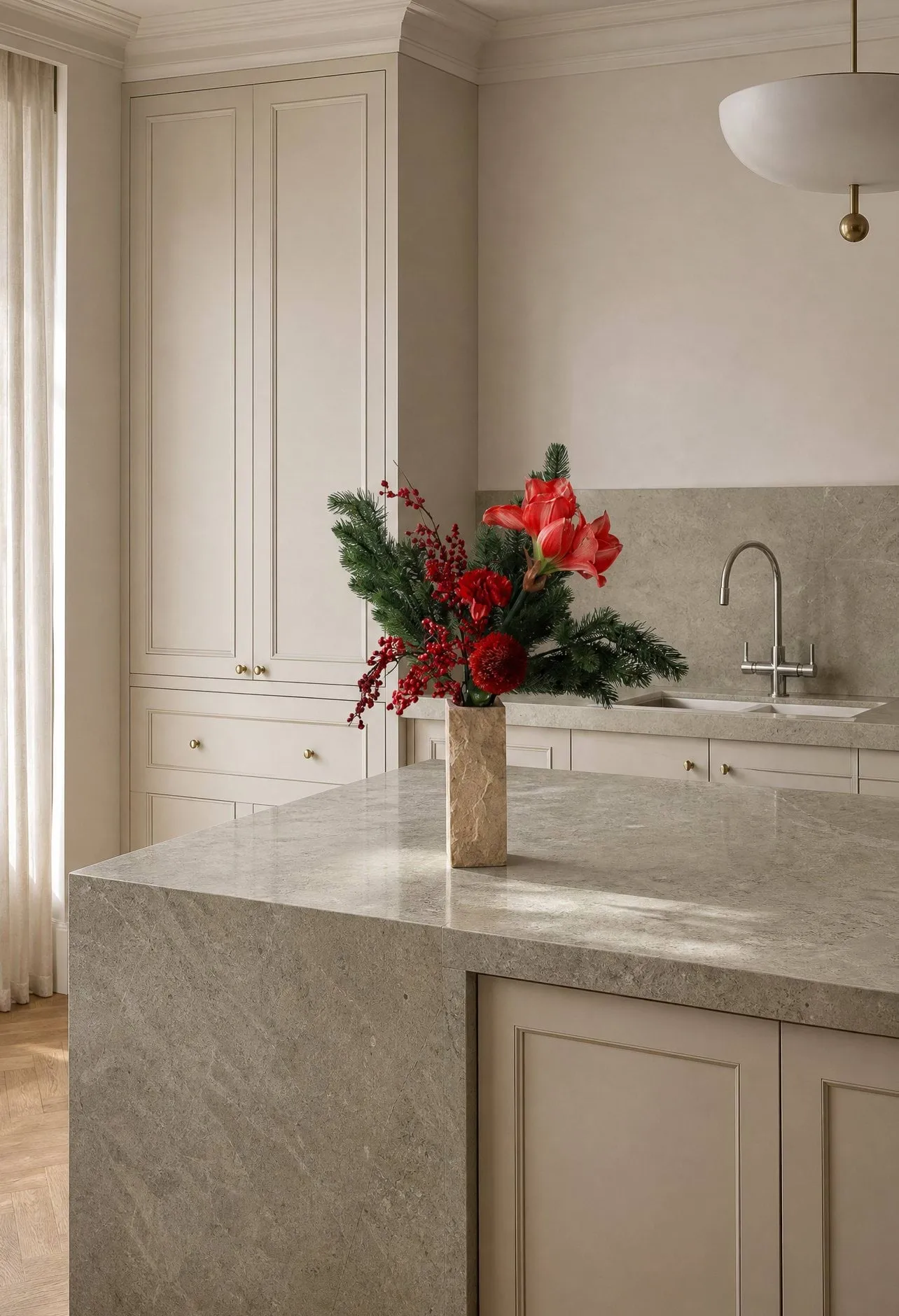 Red spritz kunstboeket, Amaryllis, anjer, bessen­takken, dennentakken, 72 cm Botané