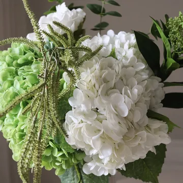 Smashed Avocado kunstboeket - Hortensia-pioenroos-amarant-skimmia bessen-eucalyptus 12 st. - Botané