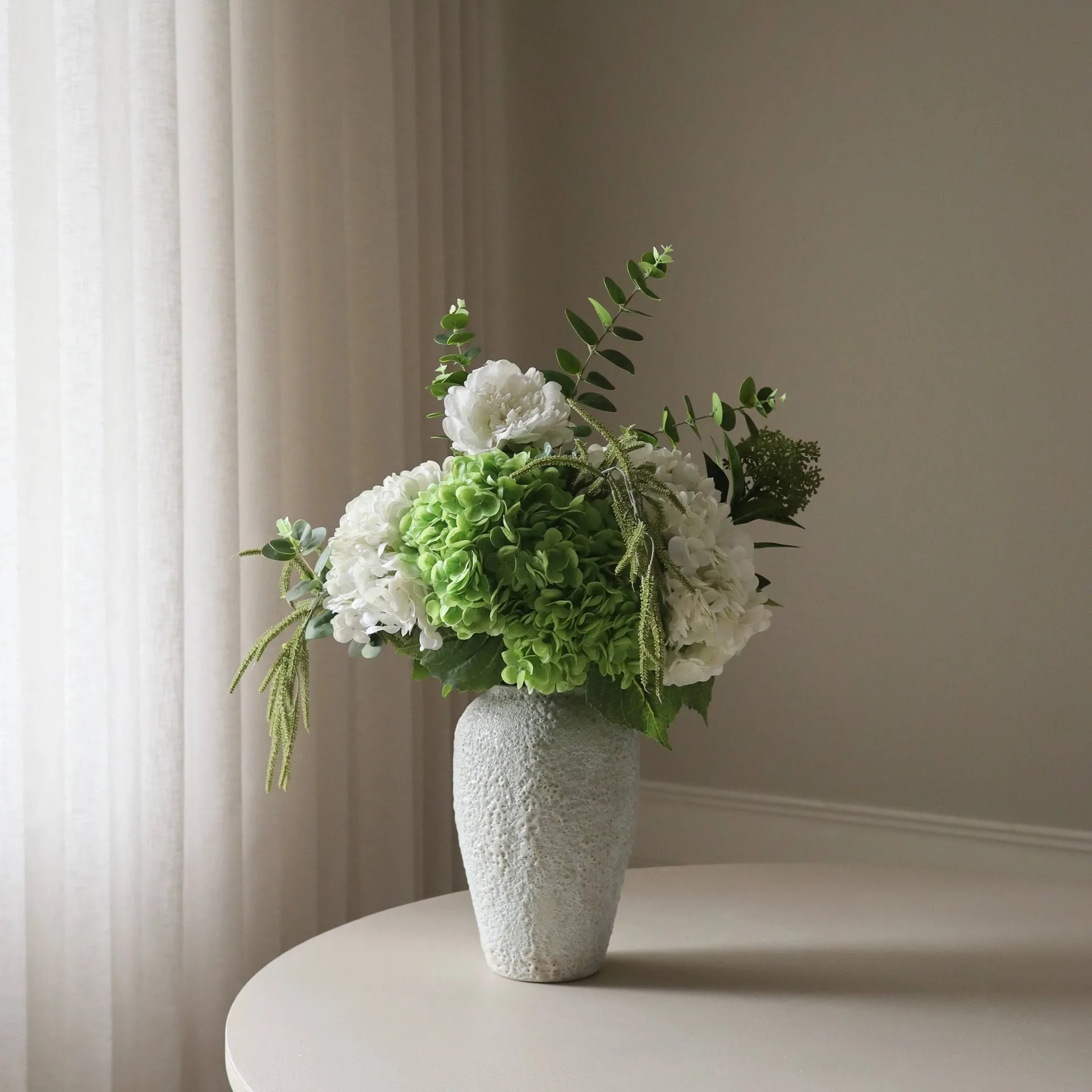 Smashed Avocado kunstboeket, Hortensia-pioenroos-amarant-skimmia bessen-eucalyptus 12 st. Botané