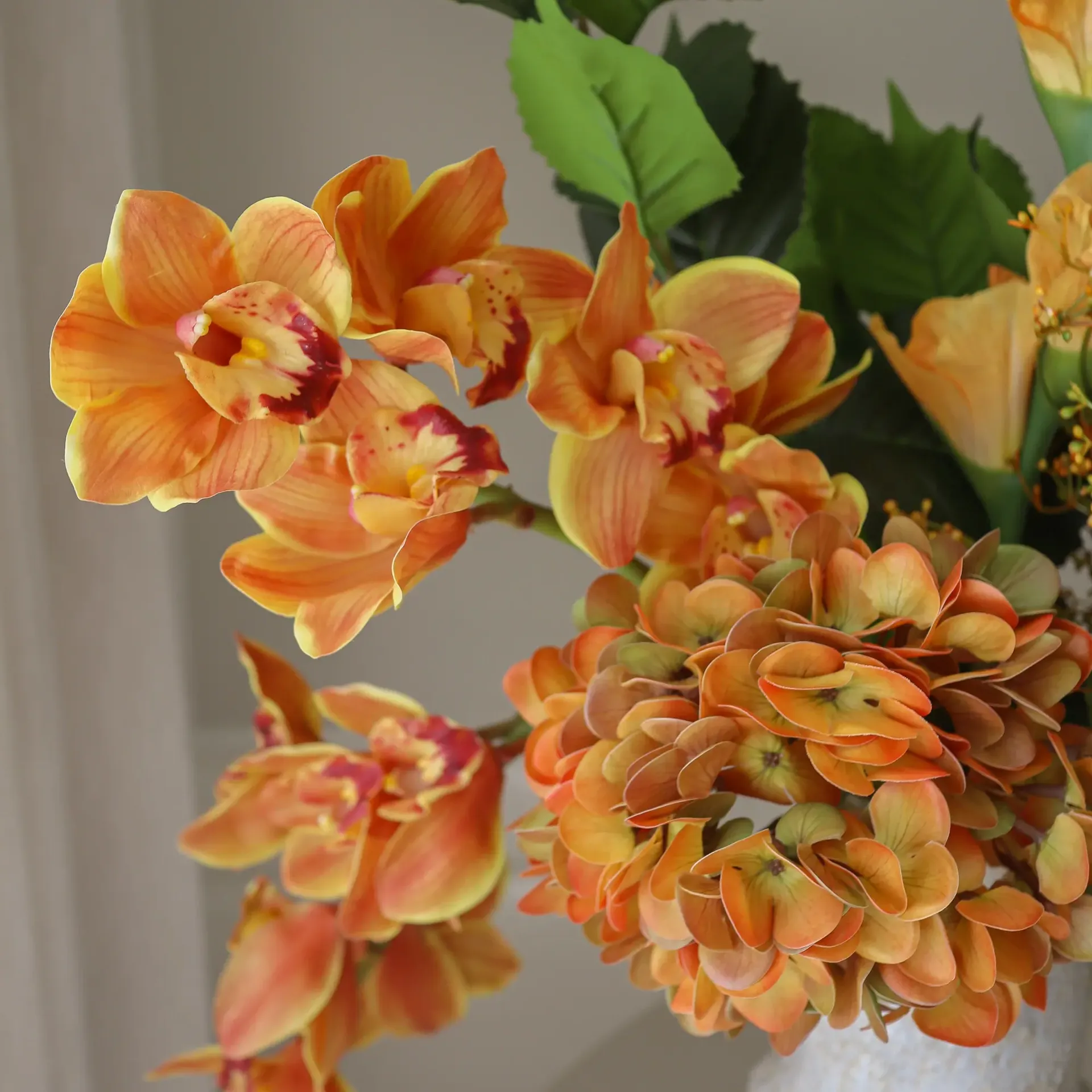 The Orangery kunstboeket, cymbidiumorchidee-gladiolus-hortensia, 85 cm, 10 stuks Botané