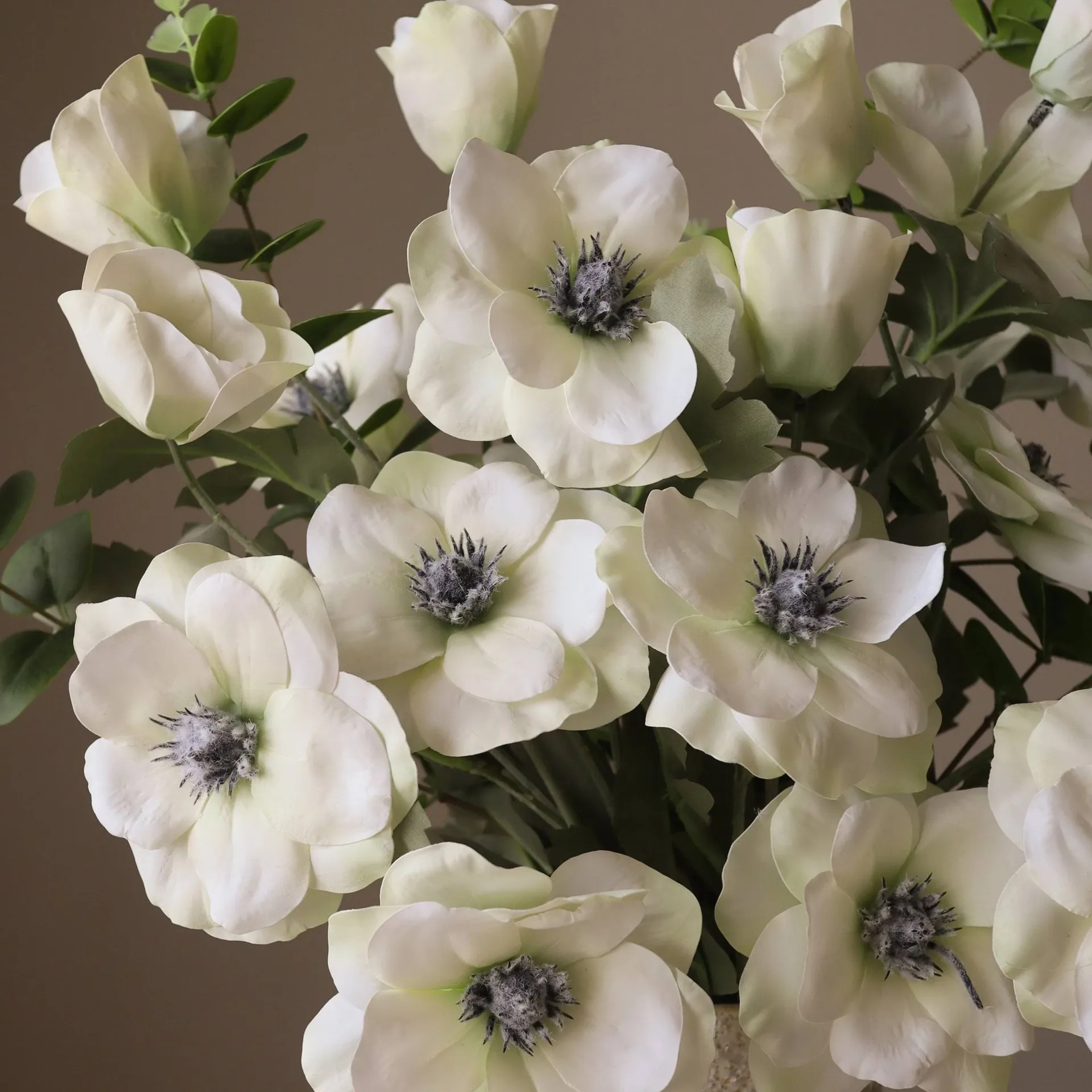 White Satin kunstboeket, Anemoon-eucalyptus 9 st. Botané