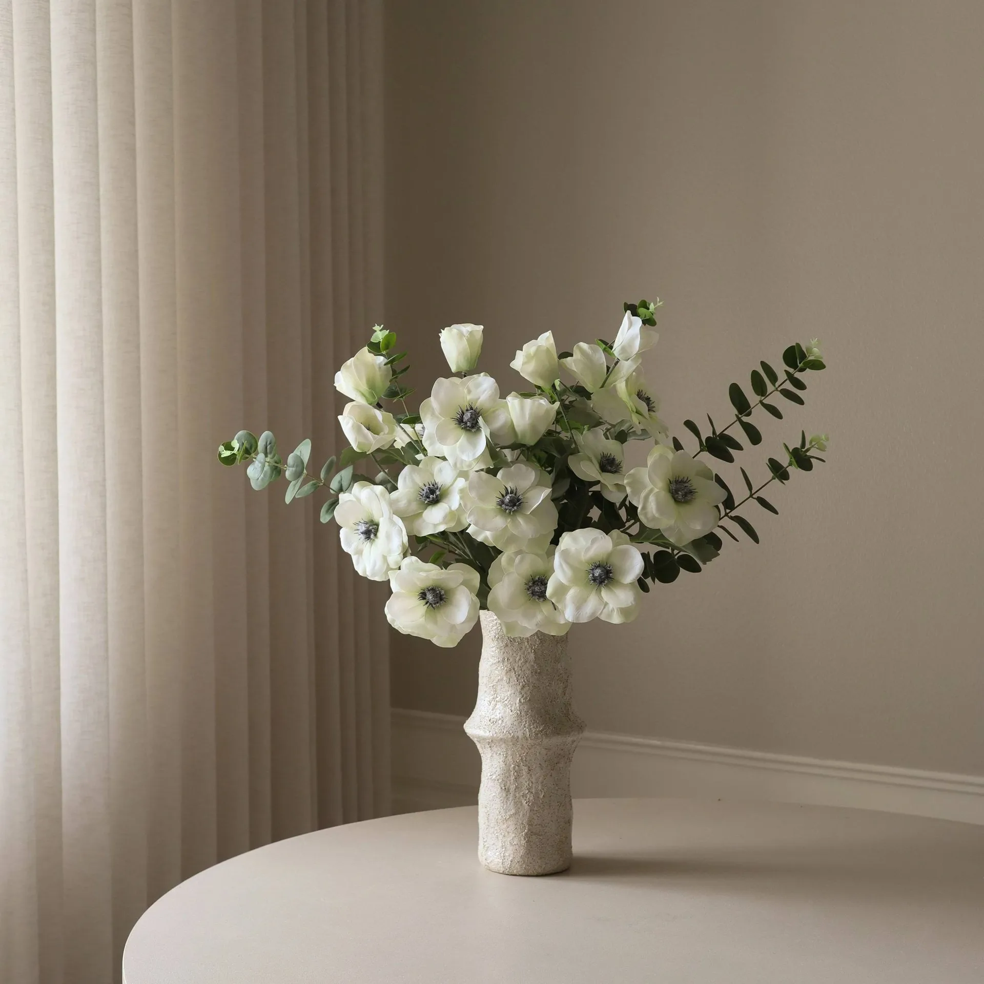 White Satin kunstboeket, Anemoon-eucalyptus 9 st. Botané