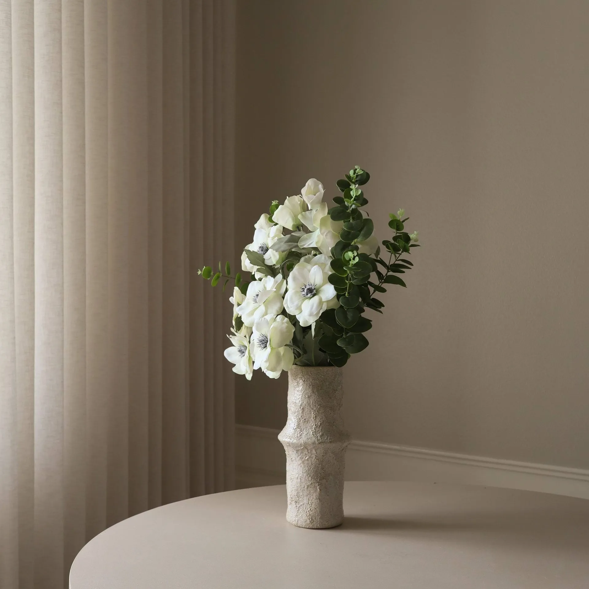 White Satin kunstboeket, Anemoon-eucalyptus 9 st. Botané