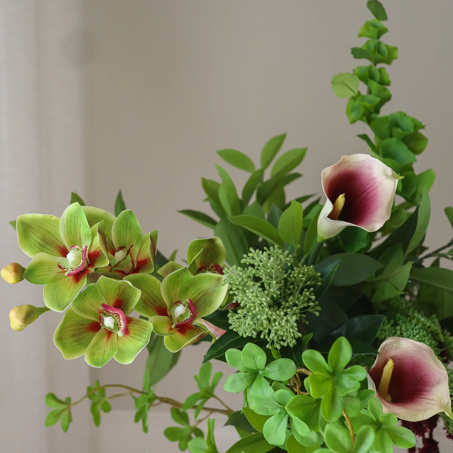 Wild Grove kunstboeket, Calla-cymbidiumorchidee-wilde peen, 112 cm, 16 st Botané