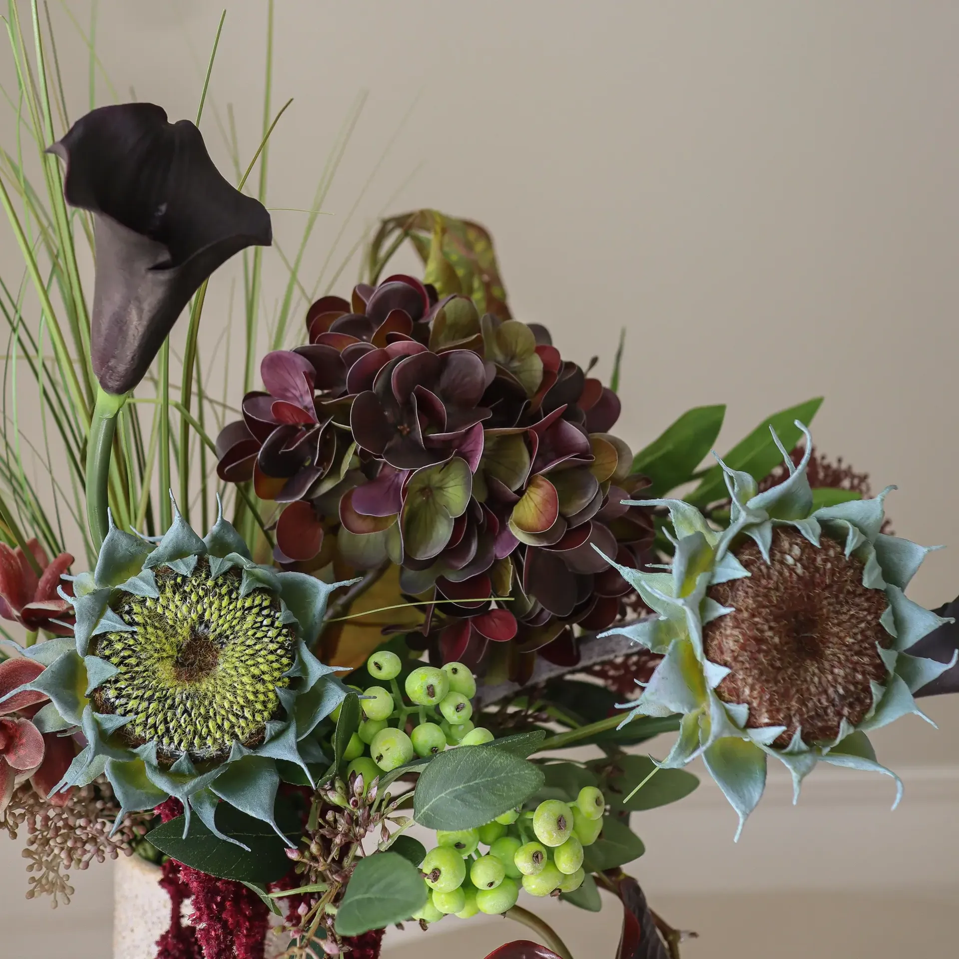 Woodland Nocturne kunstboeket, Calla-anthurium-hortensia-herfstzonnebloem, 112 cm, 14 st Botané