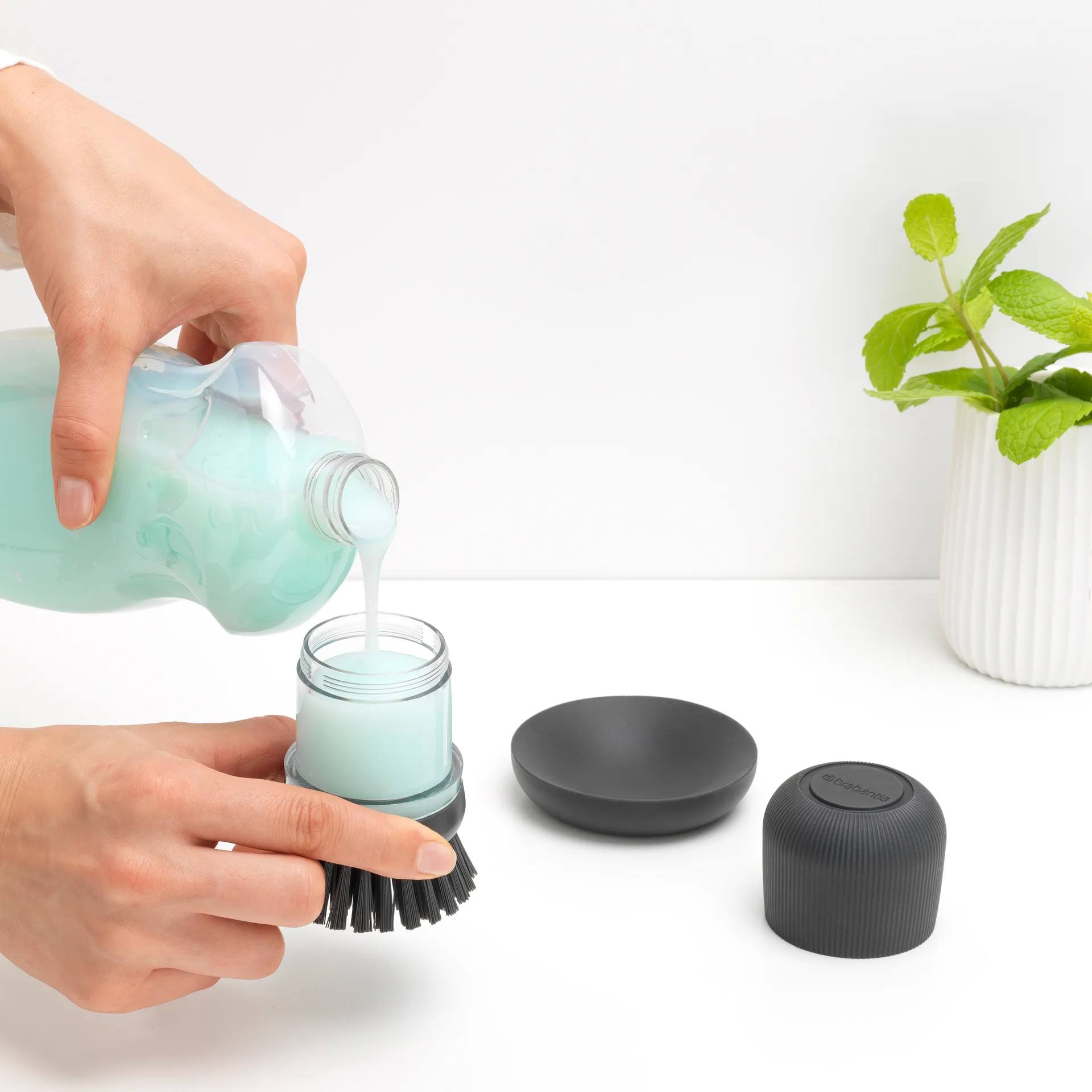 Brabantia afwasmiddelhouder met afwasborstel, Donkergrijs Brabantia