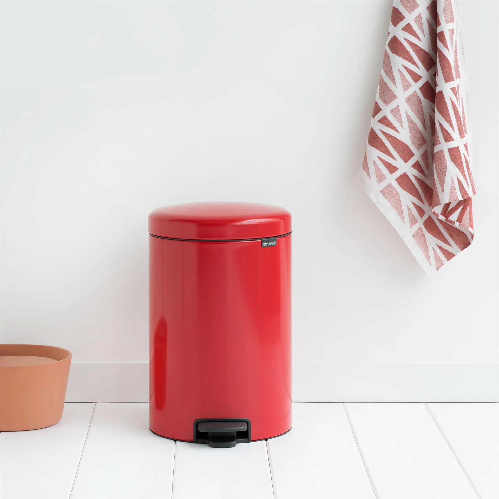 New Icon pedaalemmer 20 liter, helderrood Brabantia