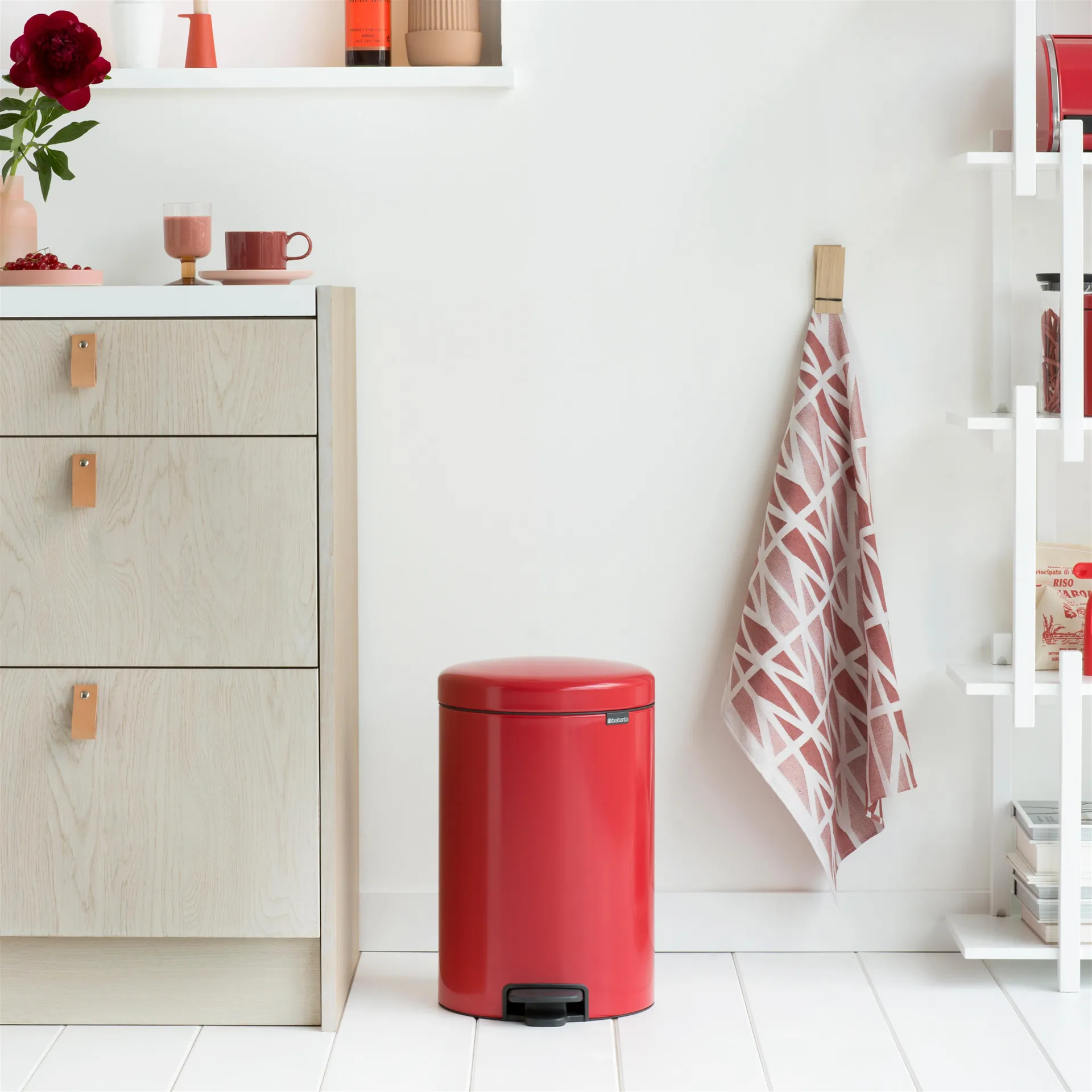 New Icon pedaalemmer 20 liter, helderrood Brabantia