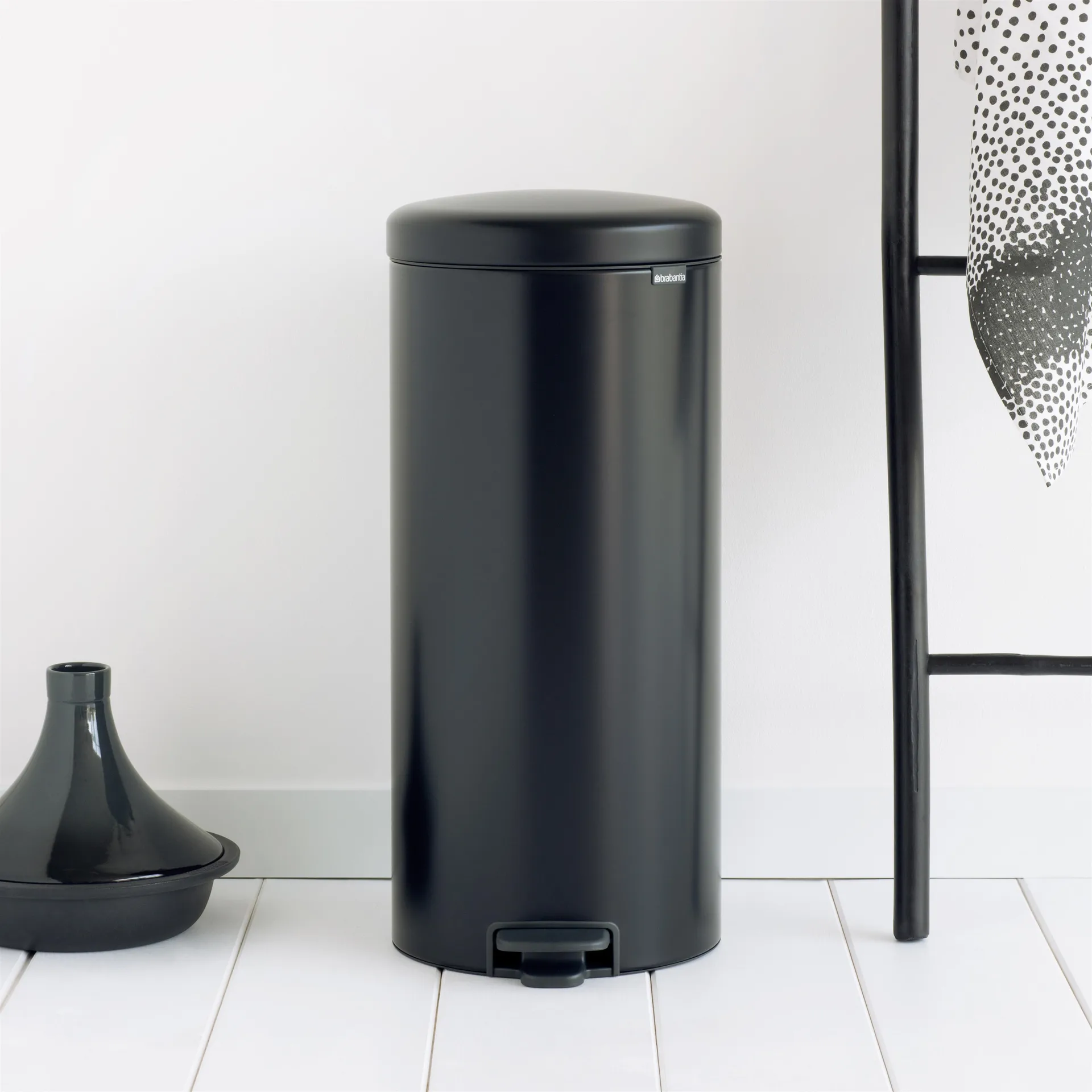 New Icon pedaalemmer 30 liter, matt black (zwart) Brabantia