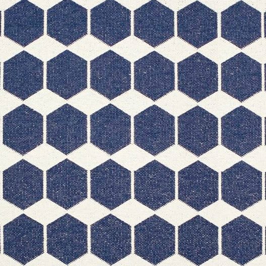 Anna vloerkleed groot blauw, 150 x 200 cm. Brita Sweden