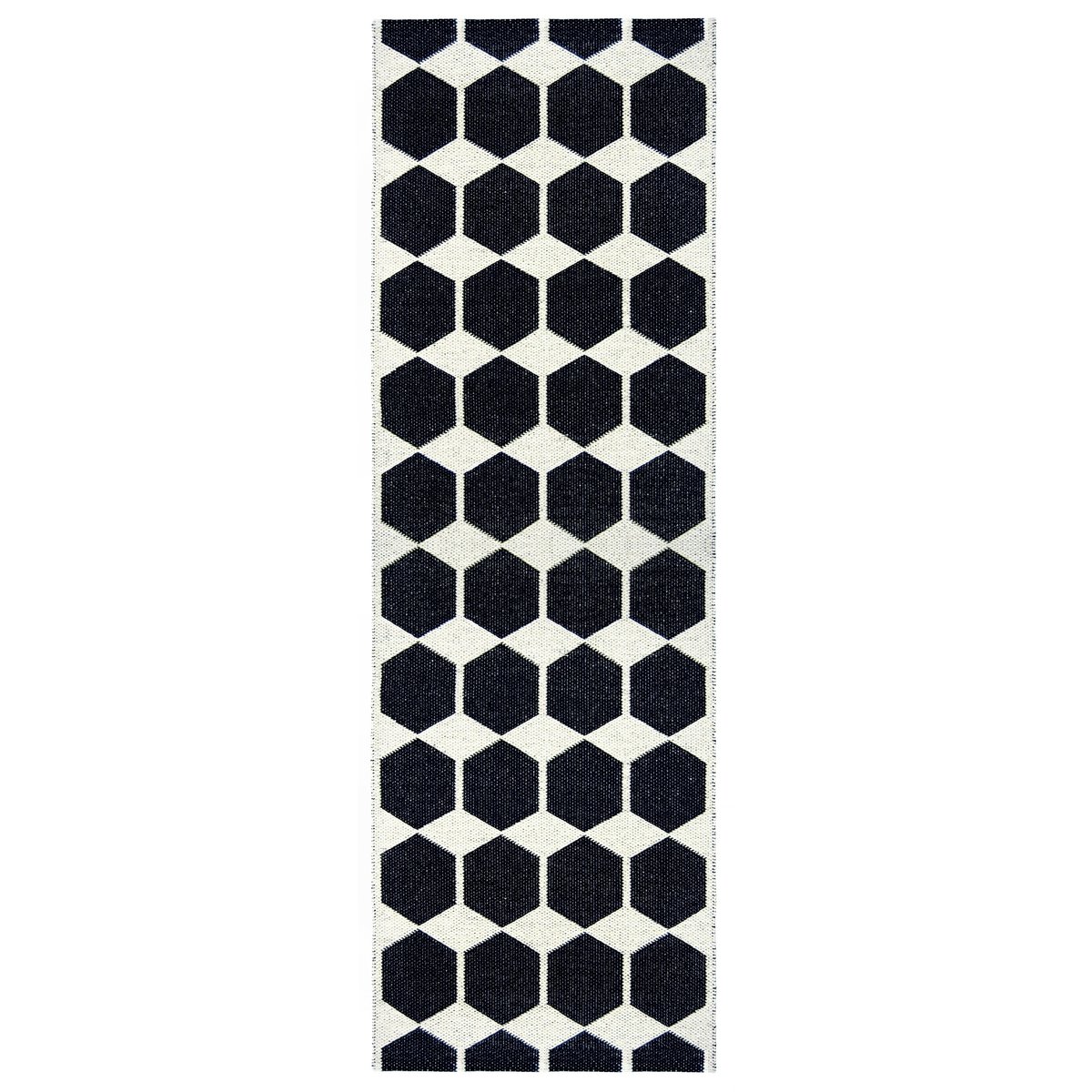 Brita Sweden Anna vloerkleed zwart 70 x 140 cm. | Scandinavisch Interieur | Plastic vloerkleden | Zwart