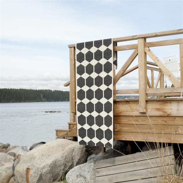 Anna vloerkleed zwart, 70 x 140 cm. Brita Sweden