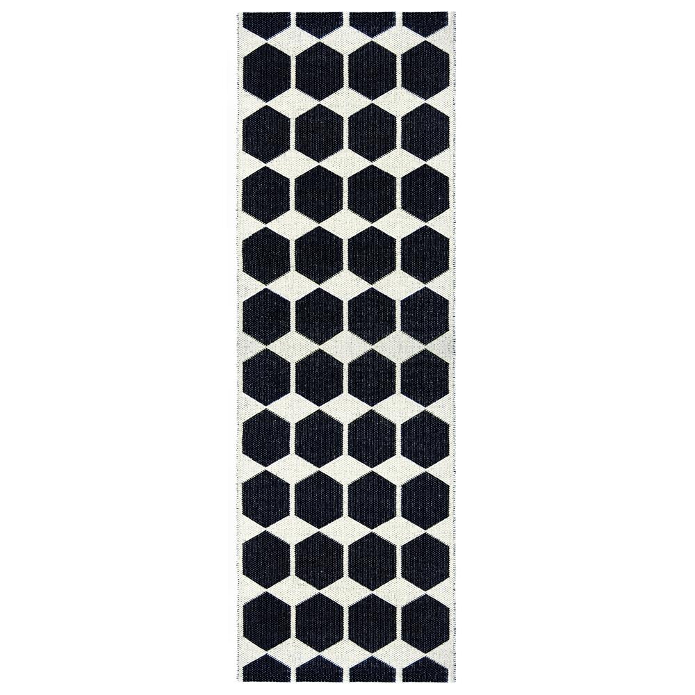 Brita Sweden Anna vloerkleed zwart 70 x 200 cm. | Scandinavisch Interieur | Plastic vloerkleden | Zwart