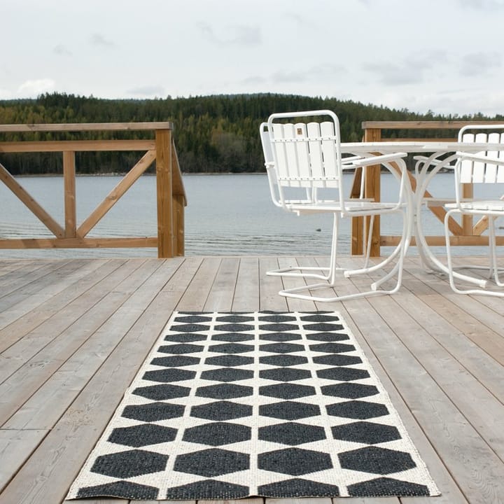 Anna vloerkleed zwart, 70 x 200 cm. Brita Sweden