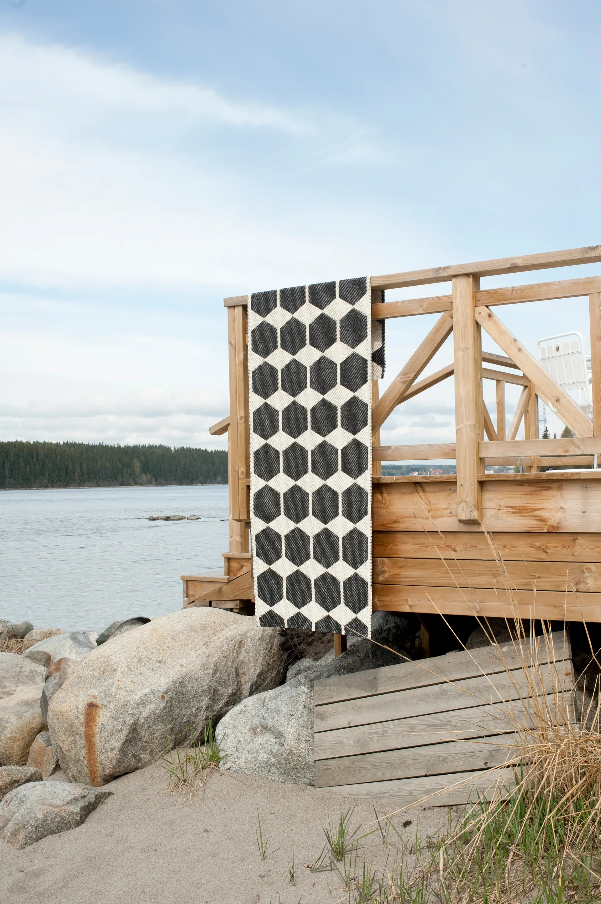 Anna vloerkleed zwart groot, 150 x 200 cm. Brita Sweden