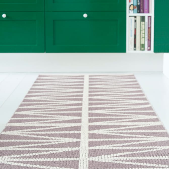 Helmi vloerkleed lila-grijs - 70 x 200 cm. - Brita Sweden