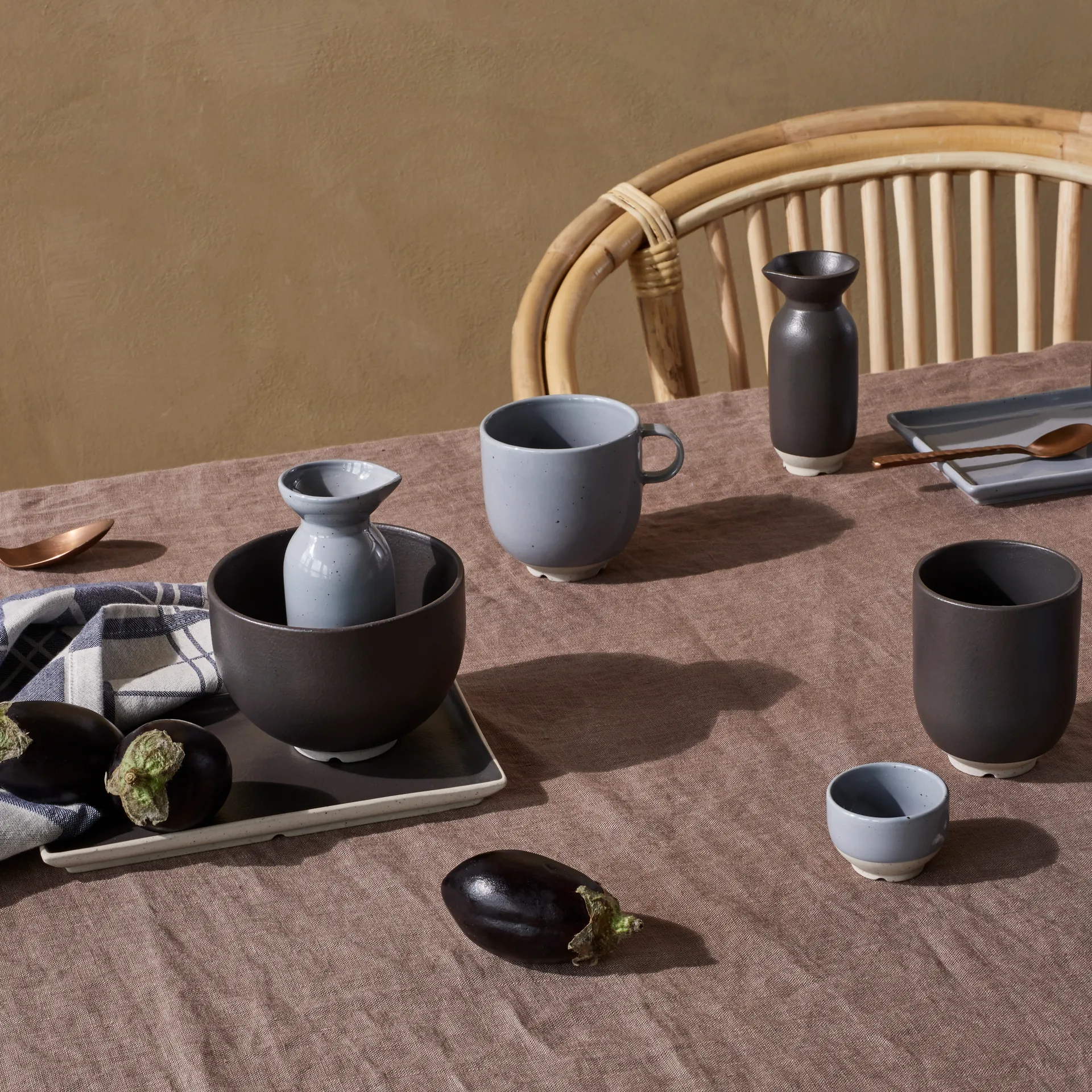 Eli bord 17,6x20 cm, Matte charcoal Broste Copenhagen