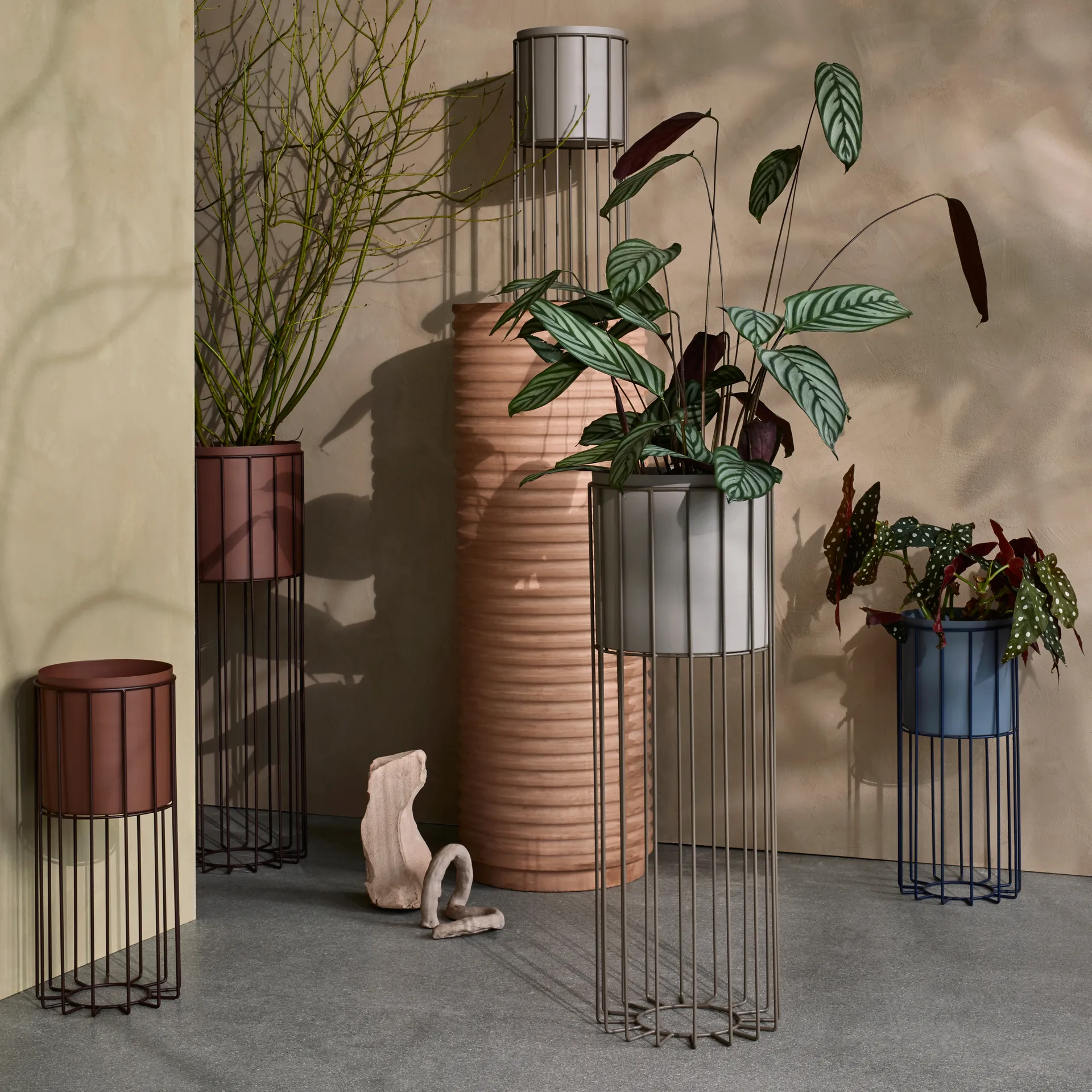 Fenja bloempot met standaard 2-delig, Simply taupe Broste Copenhagen