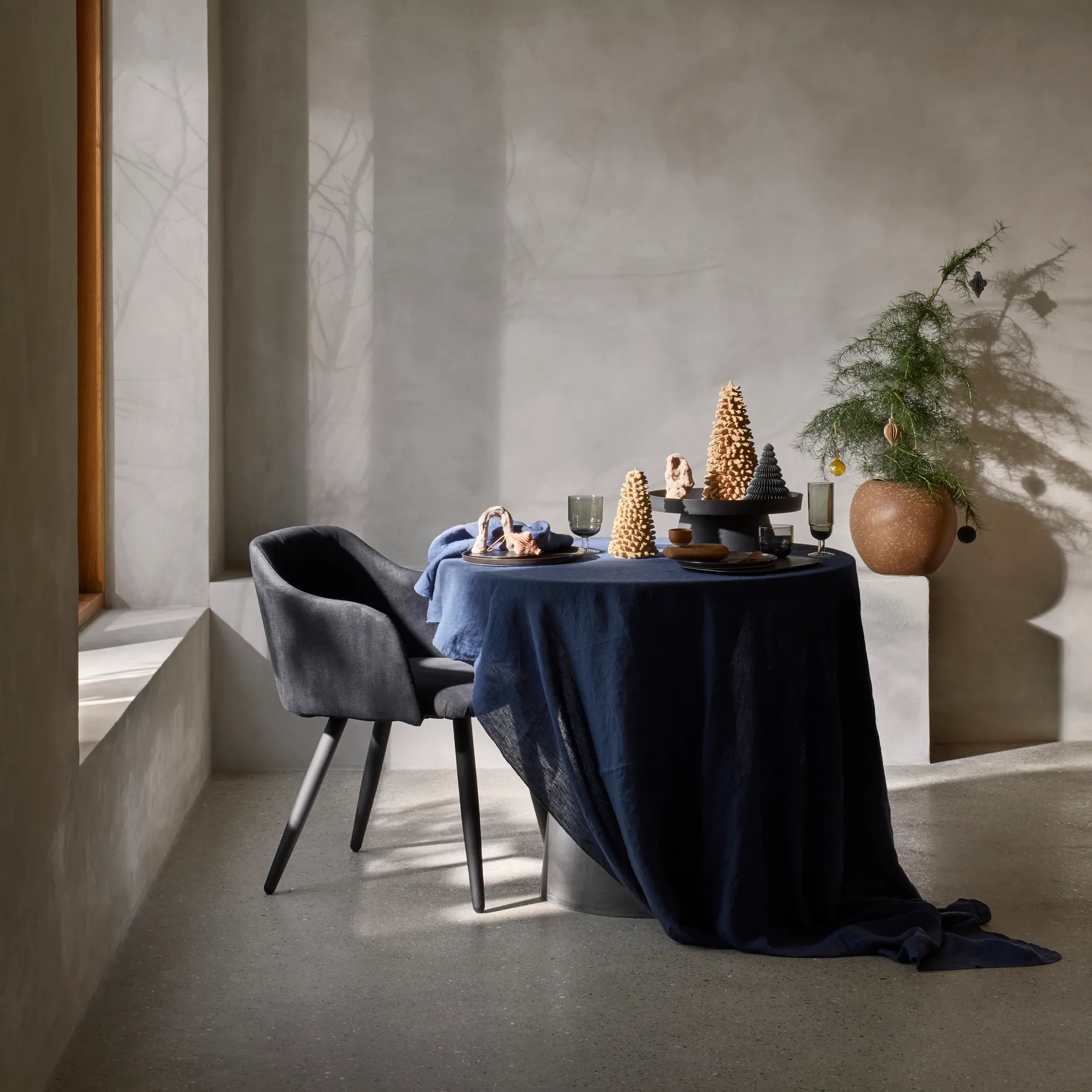 Gracie tafelkleed 160x300 cm, donkerblauw Broste Copenhagen
